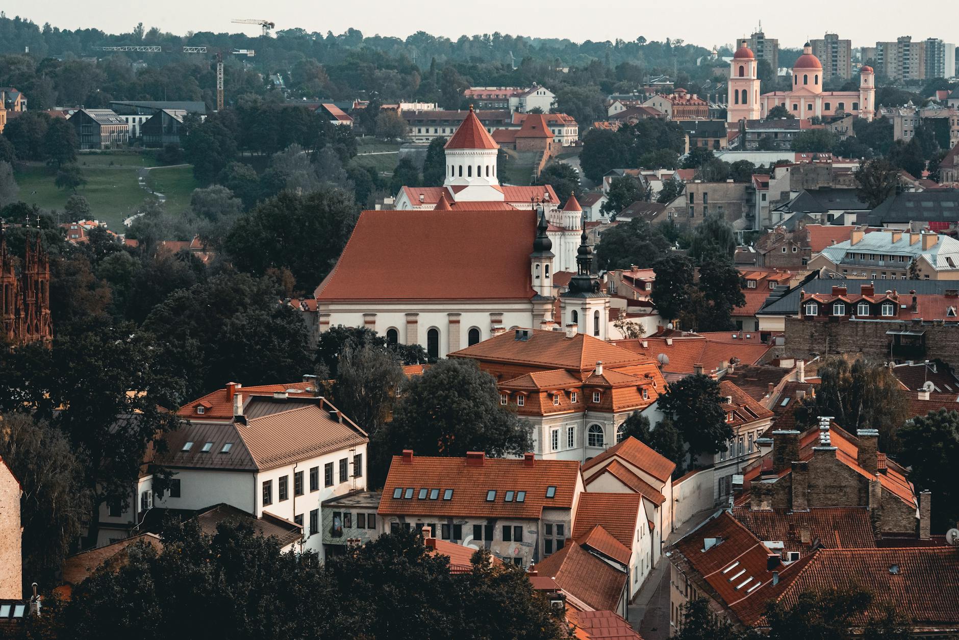 Aerial view of Vilnius Old Town with red-roofed Baroque architecture — Lithuania