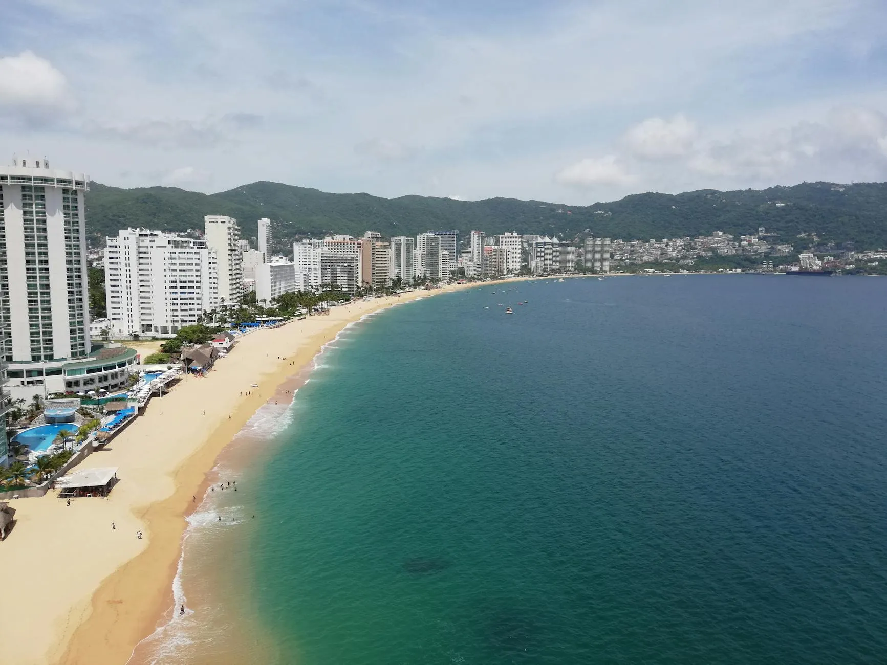 Acapulco, Mexico — Scenic aerial shot of Acapulco Bay with beachfront resorts and coastline.