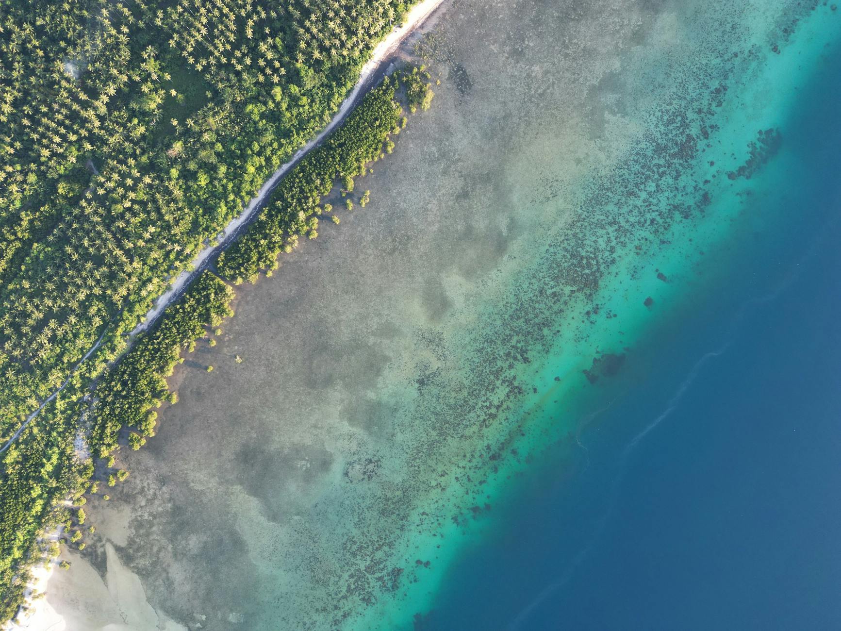 San Andrés, Colombia — Stunning aerial view of San Andres beach and forest in Calabarzon, Philippines.