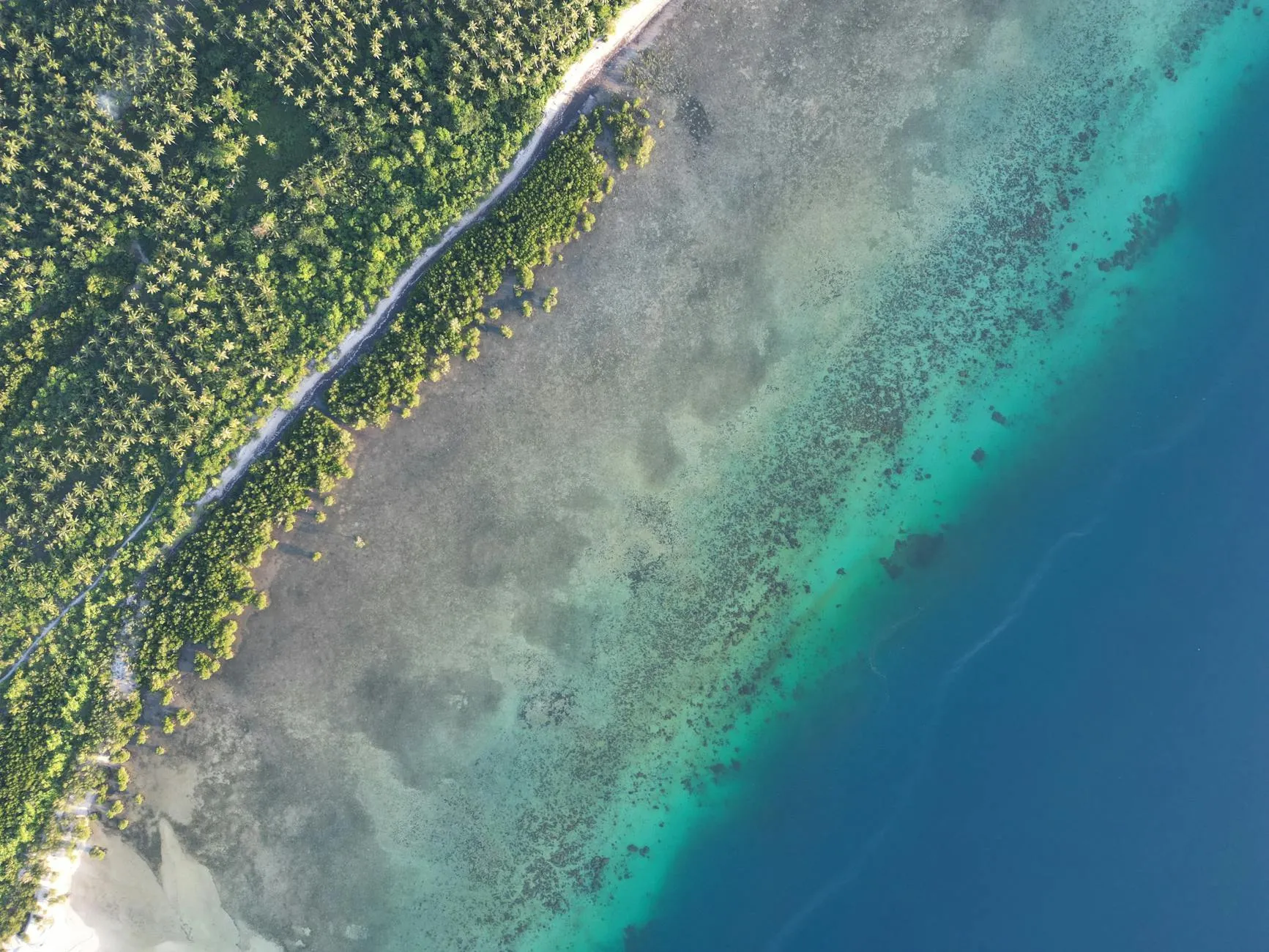 San Andrés, Colombia — Stunning aerial view of San Andres beach and forest in Calabarzon, Philippines.