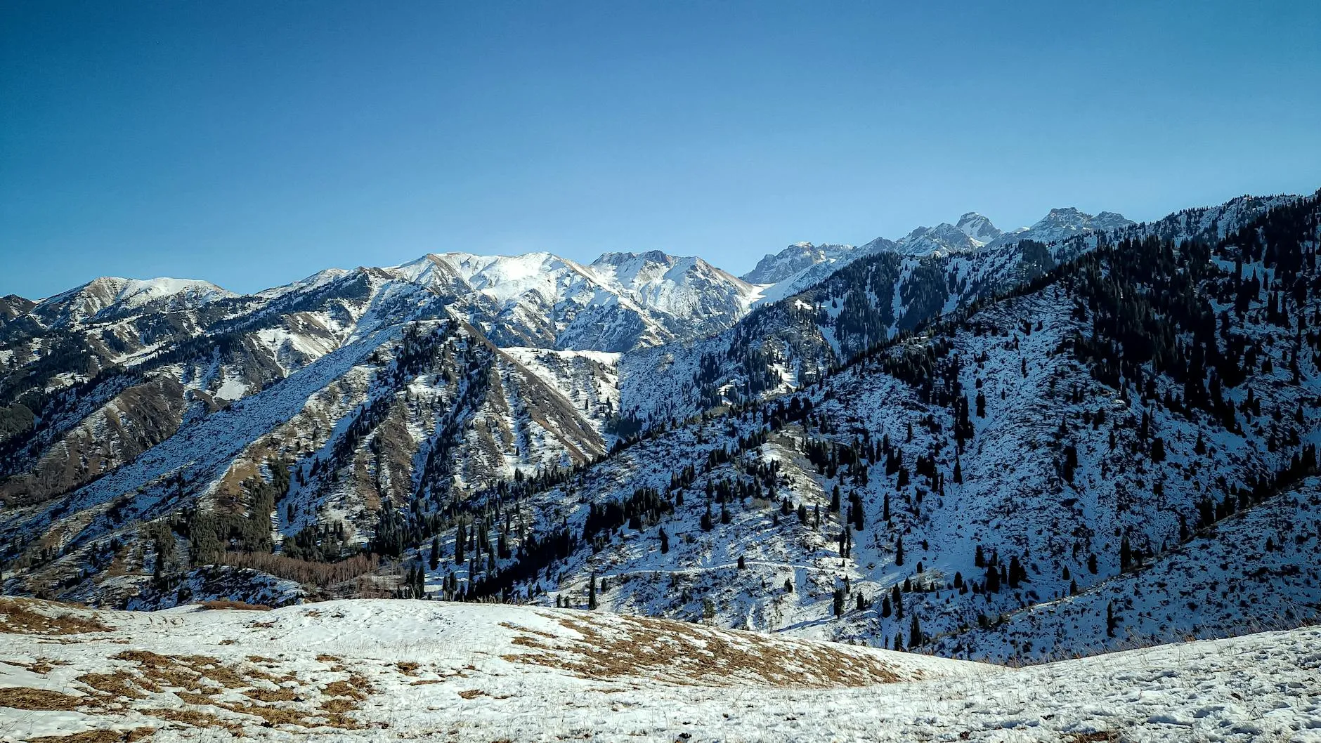 Almaty Kazakhstan — Breathtaking snowy mountains near Almaty, Kazakhstan, under a clear blue sky.