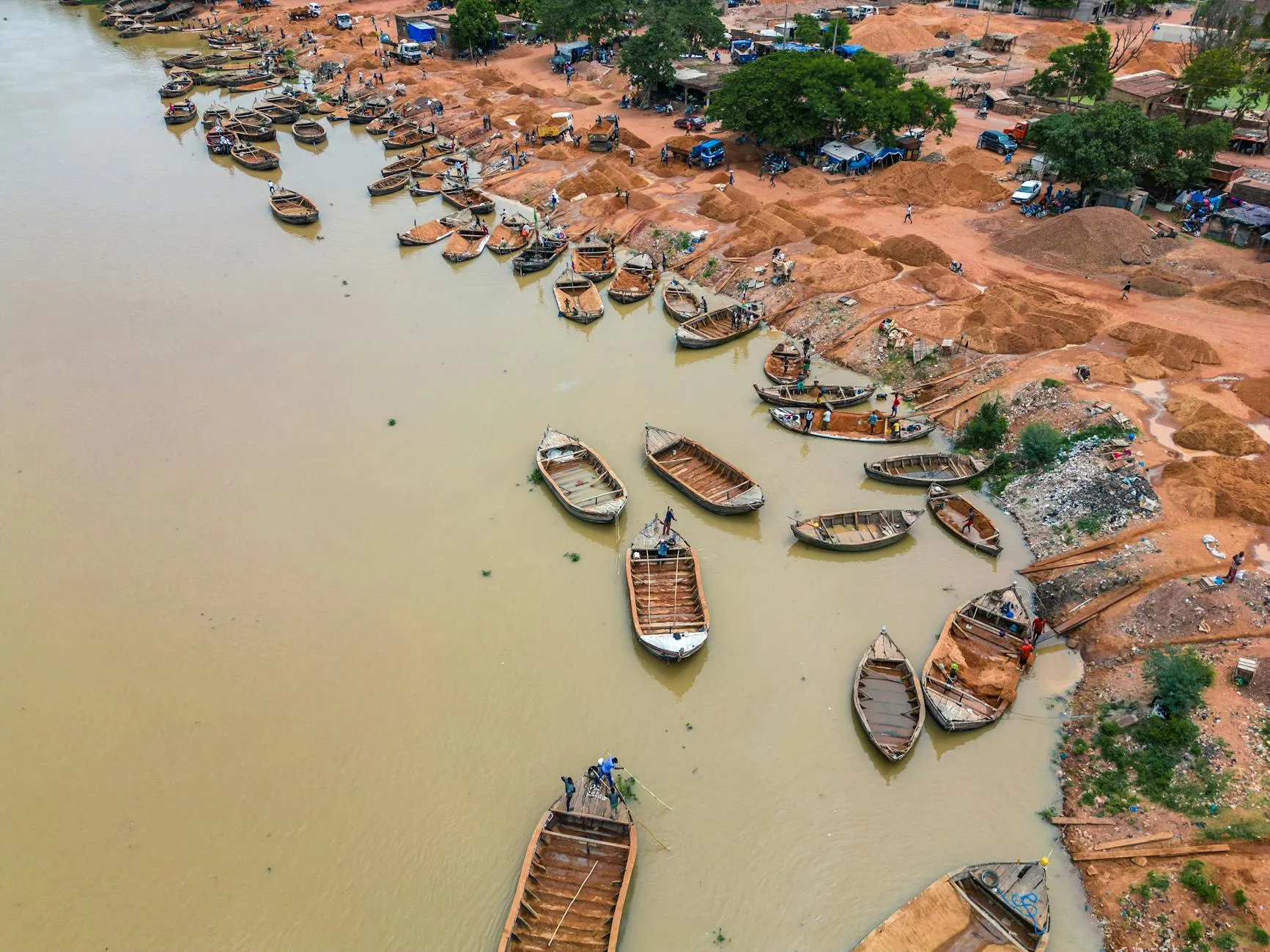 Bamako Mali — Aerial view of wooden boats along the Niger River in Bamako, Mali. Busy riverbank activity.