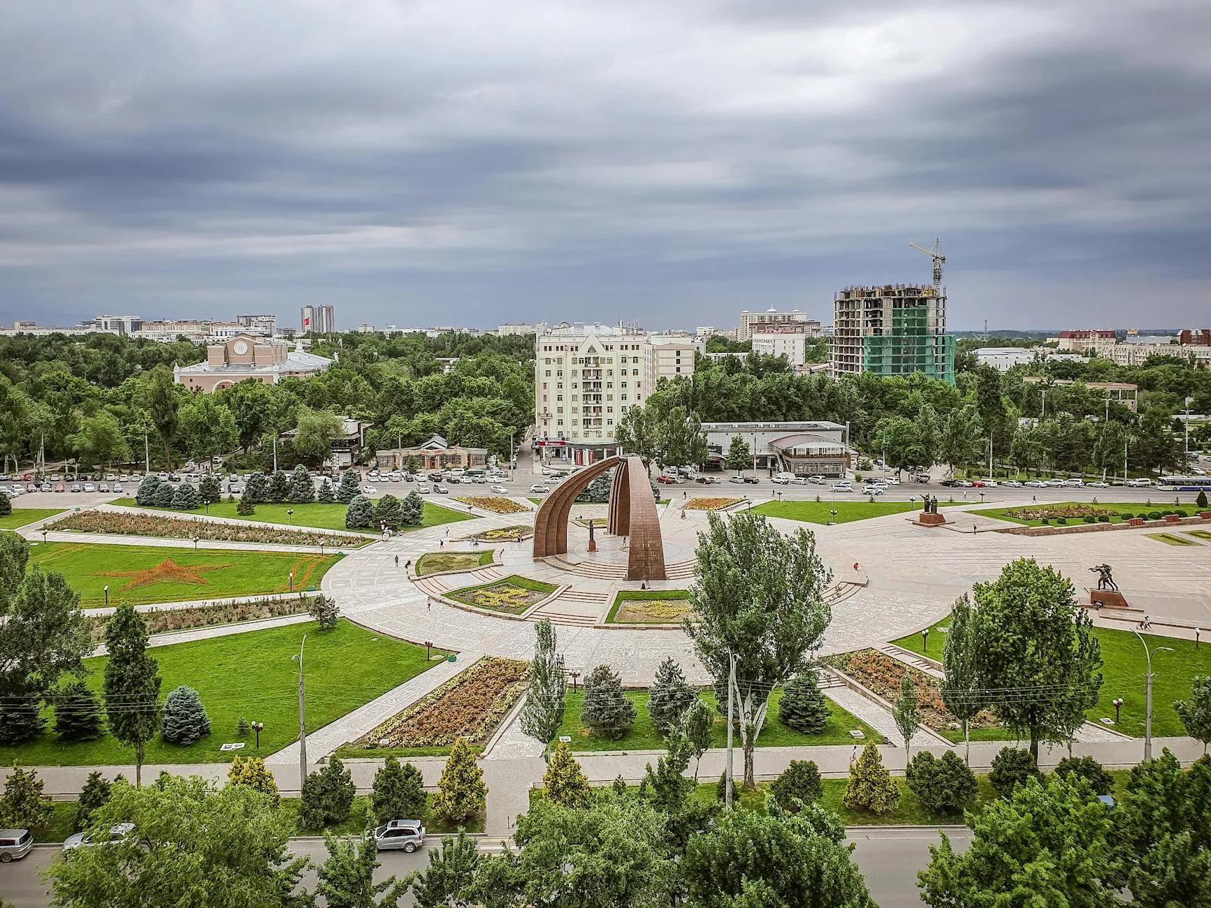 Bishkek Kyrgyzstan — High angle view of Ala-Too Square in Bishkek, showcasing greenery and city architecture.