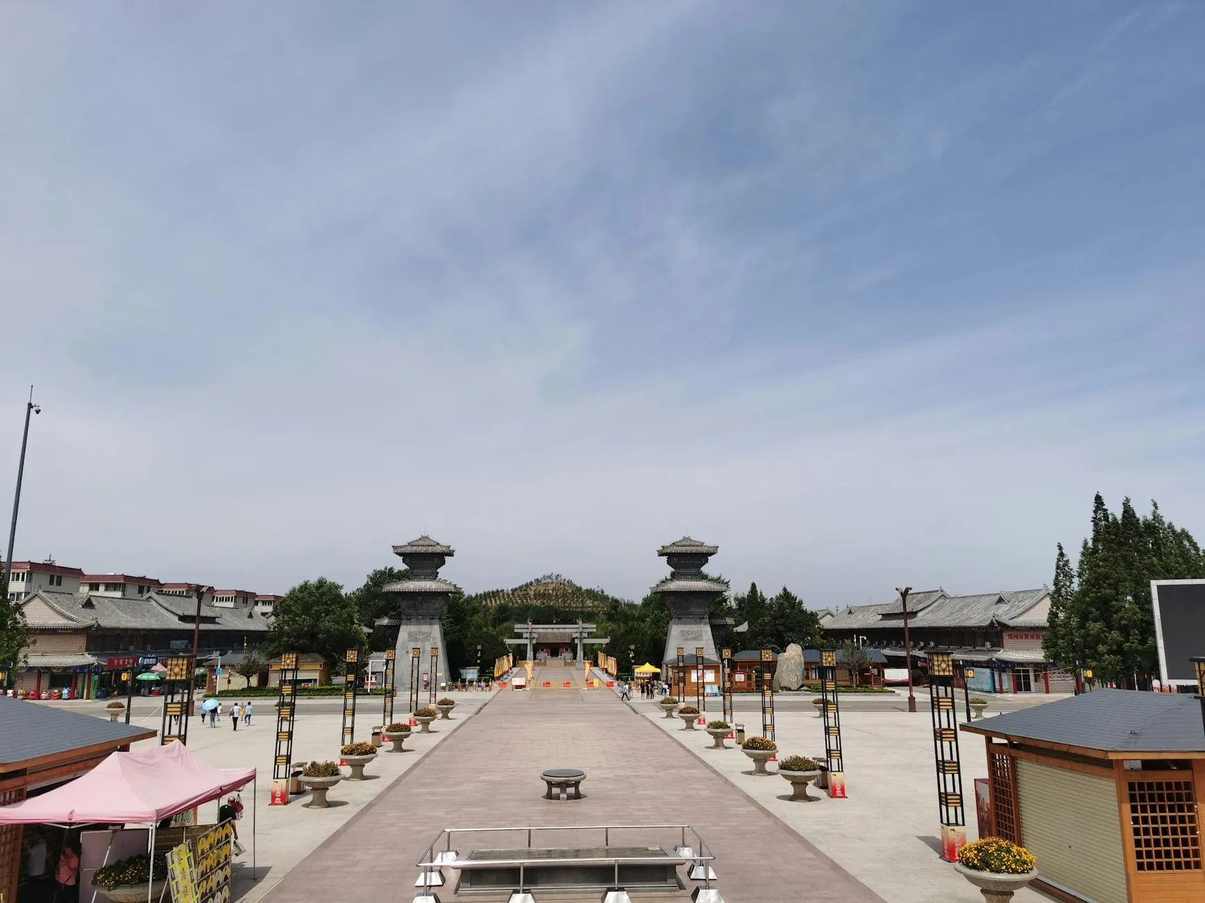 Zhengzhou, China — A spacious courtyard with traditional architecture in Zhengzhou Shi, Henan, China.