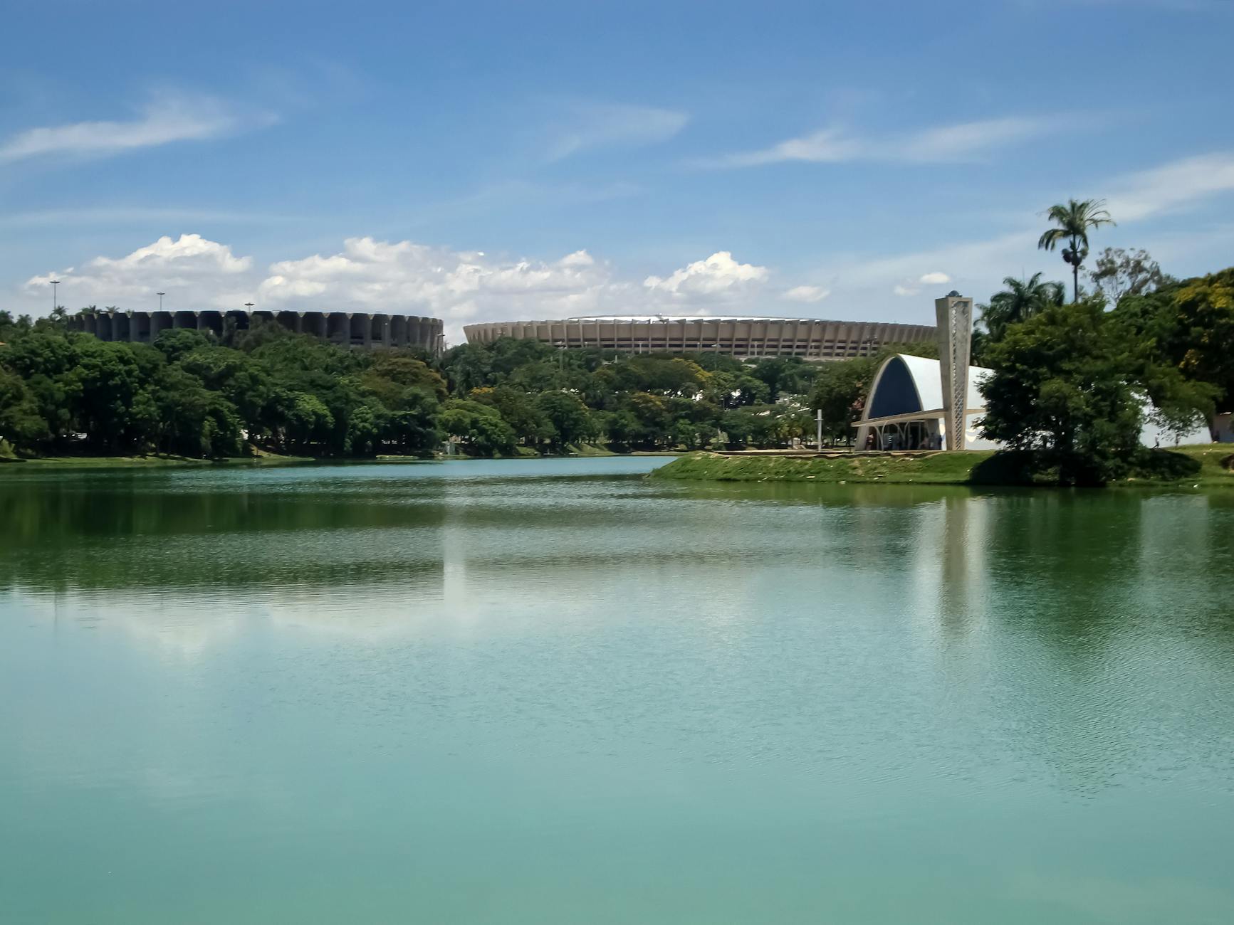 Belo Horizonte, Brazil — Scenic view of Pampulha Lake with iconic architectural structures in Belo Horizonte, Brazil.