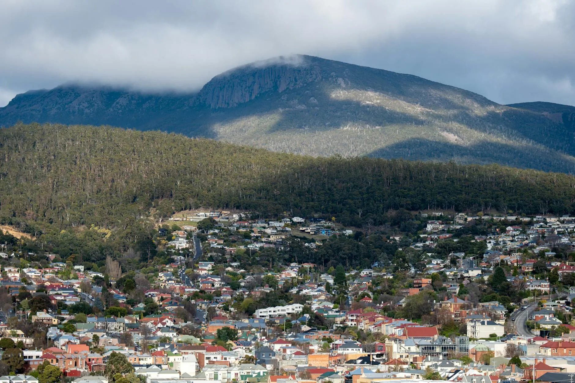 Hobart, Australia — A picturesque view of Hobart cityscape against Mount Wellington in Tasmania, Australia.