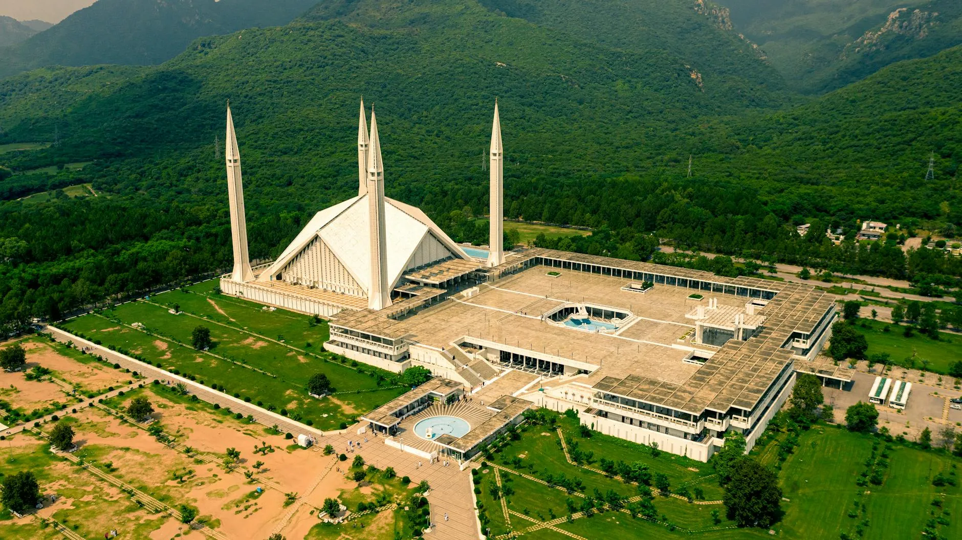 Islamabad, Pakistan — Stunning aerial shot of Shah Faisal Mosque surrounded by lush greenery in Islamabad, Pakistan.