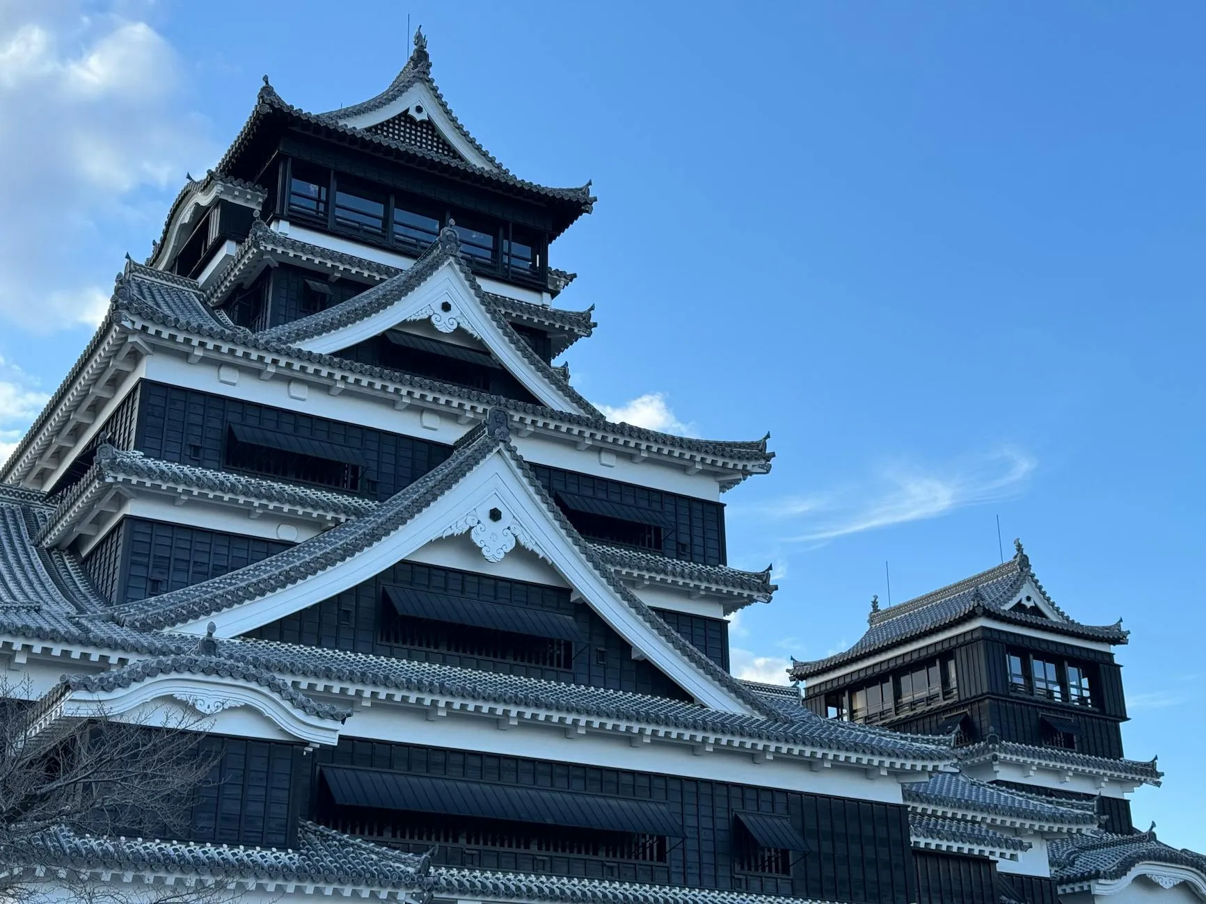 Kumamoto, Japan — Stunning view of Kumamoto Castle showcasing traditional Japanese architecture.