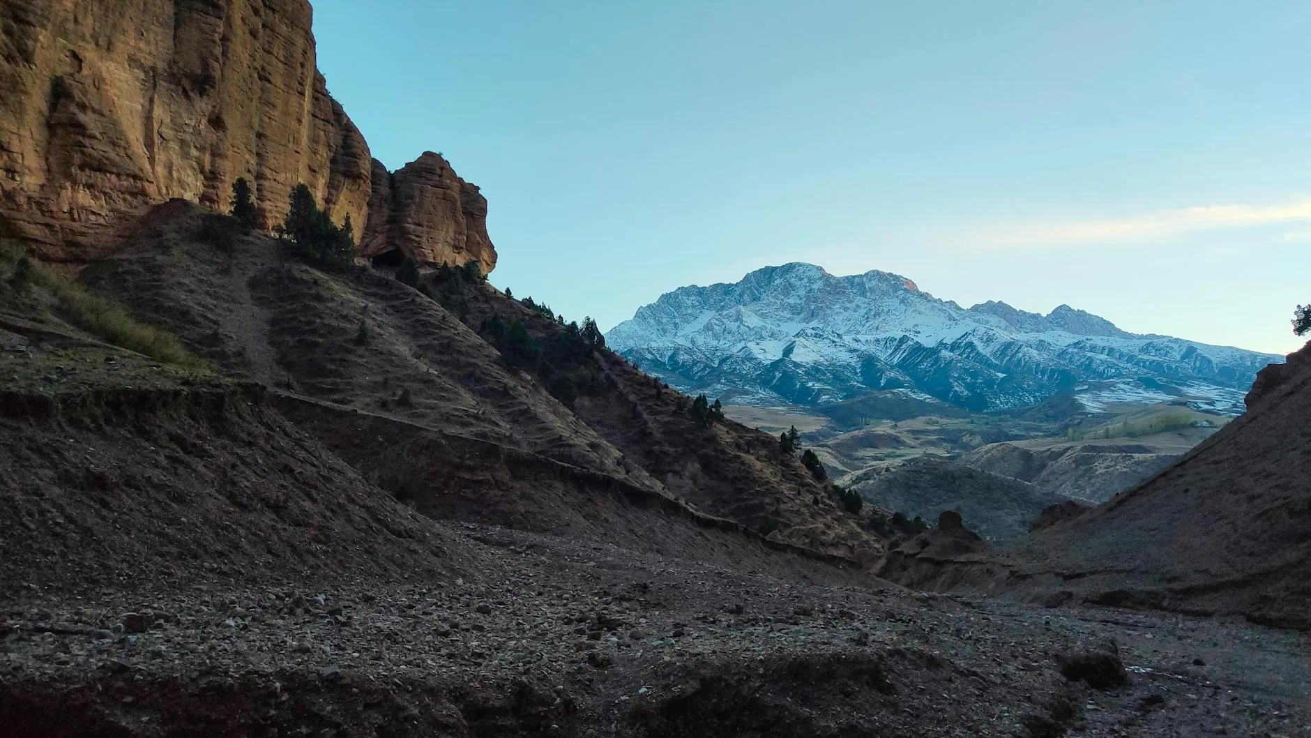 Osh, Kyrgyzstan — Scenic view of snow-capped mountains and rugged landscape in Osh Region, Kyrgyzstan.