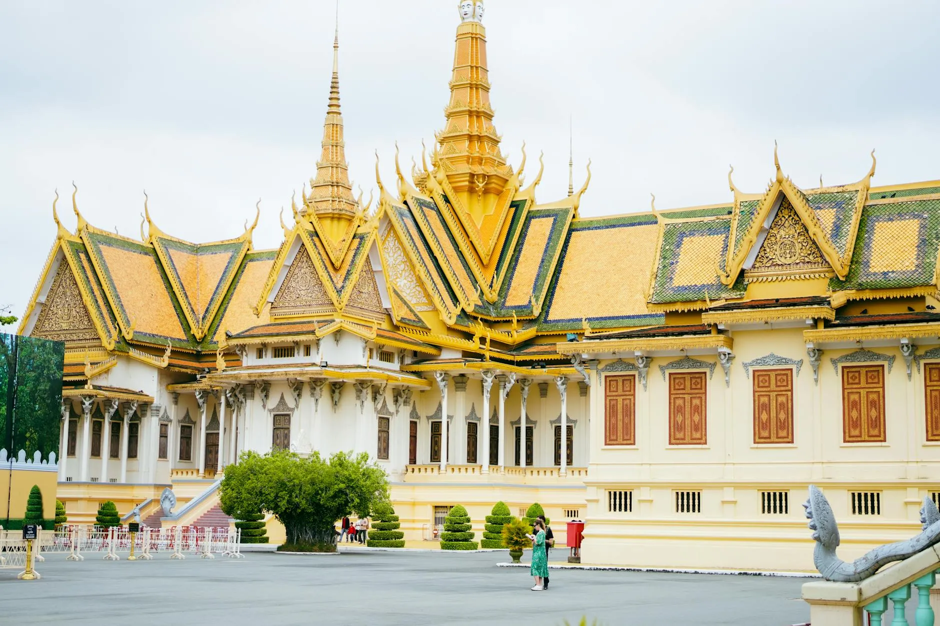 Phnom Penh, Cambodia — Stunning view of the Royal Palace in Phnom Penh, Cambodia with intricate golden spires.