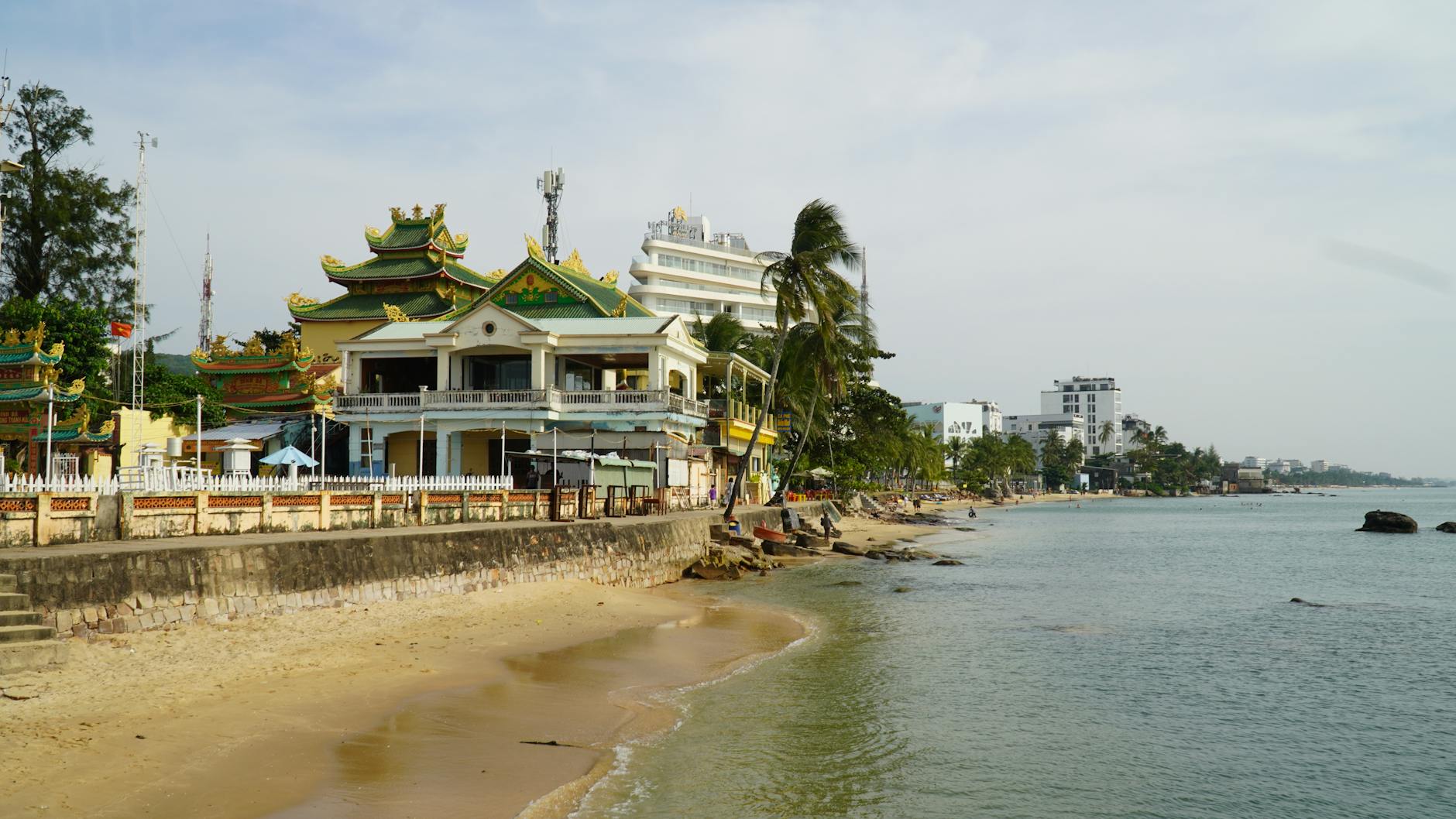 Phu Quoc, Vietnam — Beautiful temple by the beach in Phu Quoc, Vietnam showcasing traditional and modern architecture.