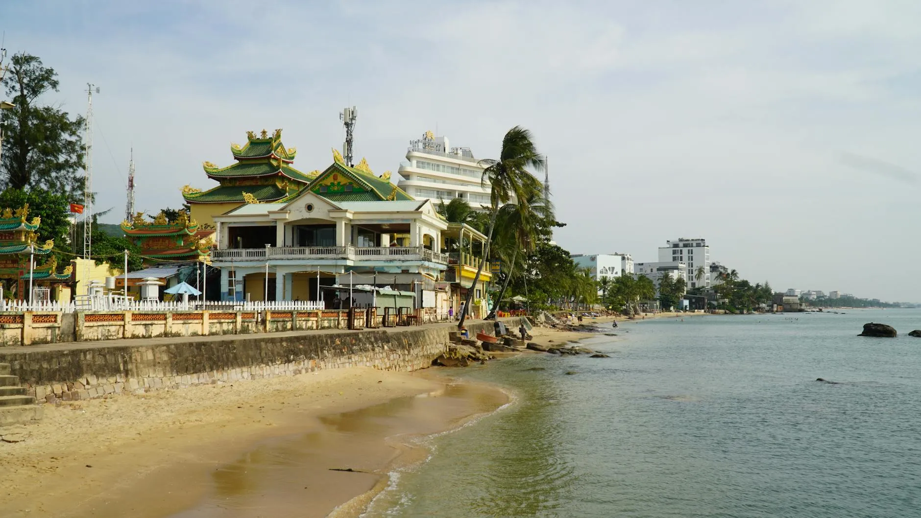 Phu Quoc, Vietnam — Beautiful temple by the beach in Phu Quoc, Vietnam showcasing traditional and modern architecture.