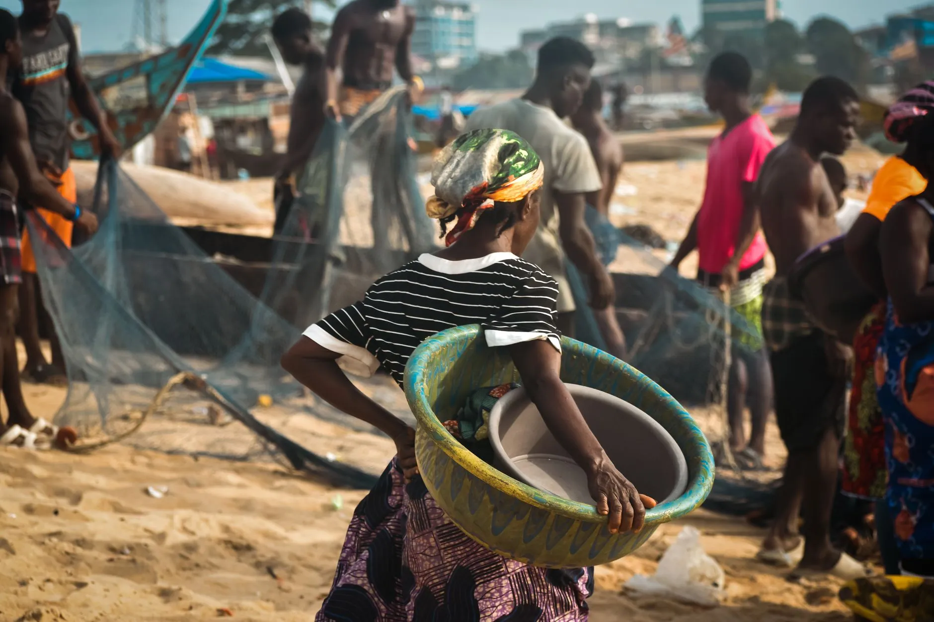 Monrovia Liberia — Lively beach market scene with locals engaged in daily activities in Monrovia, Liberia.