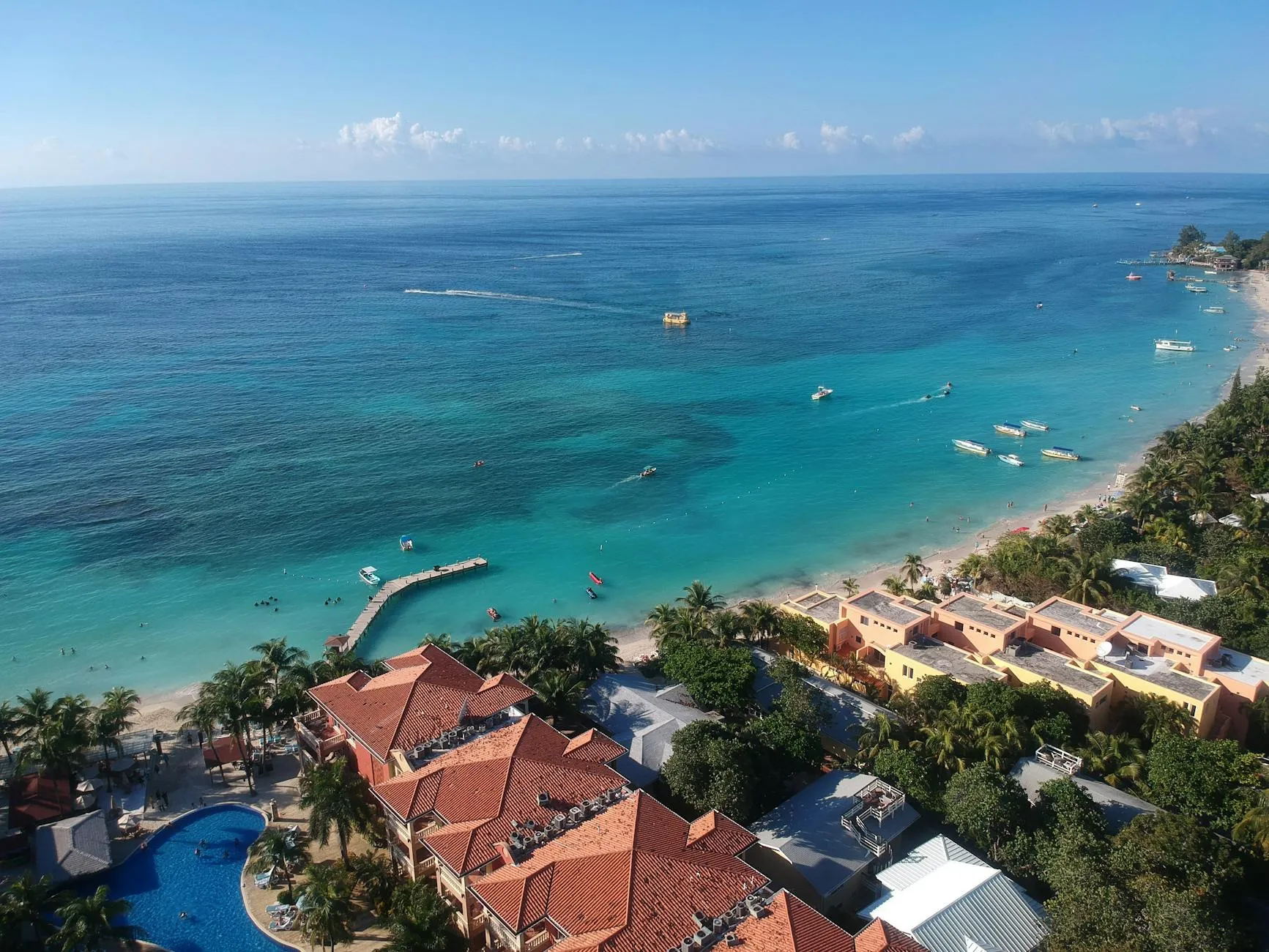 Roatán, Honduras — Aerial view of West Bay Beach in Honduras featuring turquoise waters, sandy shores, and lush greenery.