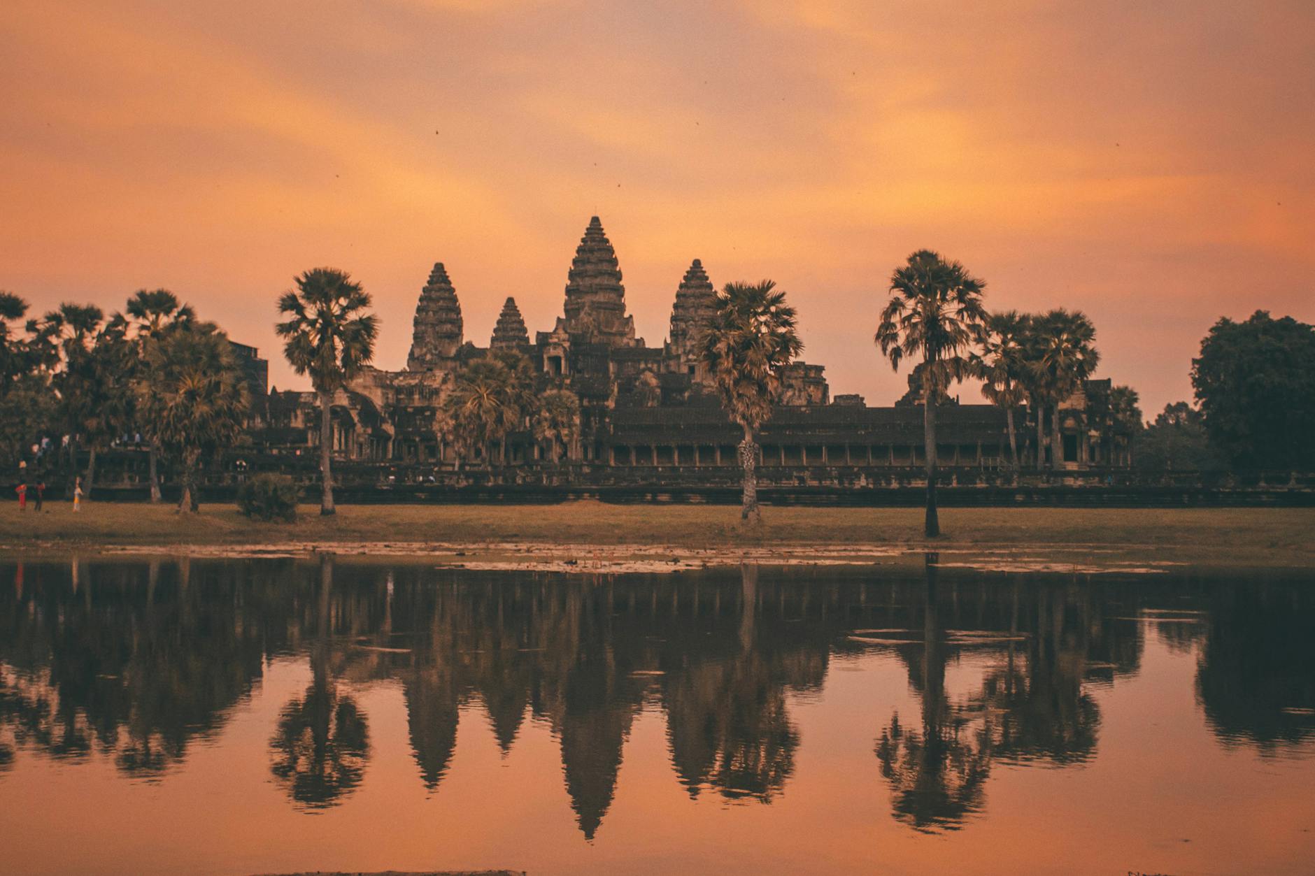 Siem Reap, Cambodia — Tranquil sunrise view of Angkor Wat reflecting in calm lake waters, Siem Reap, Cambodia.