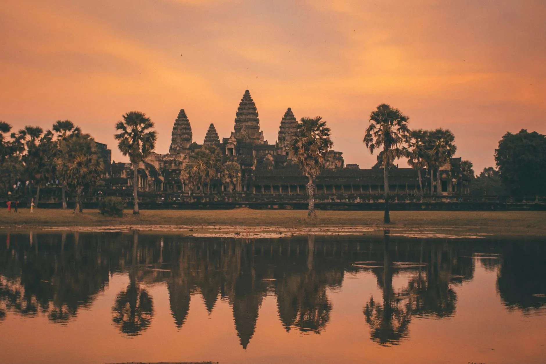 Siem Reap, Cambodia — Tranquil sunrise view of Angkor Wat reflecting in calm lake waters, Siem Reap, Cambodia.