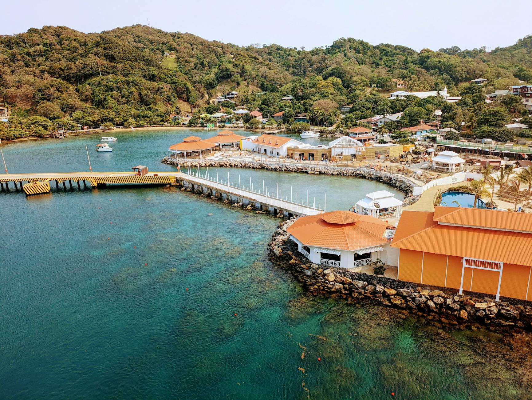 San Pedro Sula, Honduras — Stunning aerial view of dock and coastline in Coxen Hole, Bay Islands, Honduras.