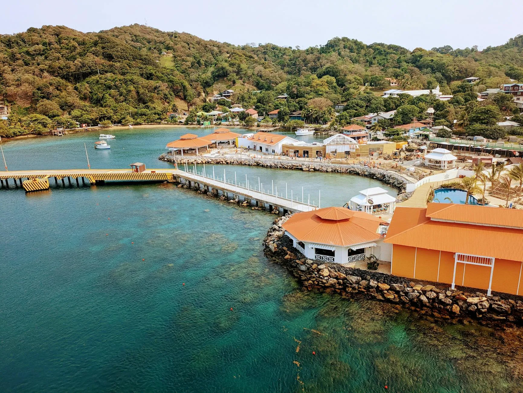 San Pedro Sula, Honduras — Stunning aerial view of dock and coastline in Coxen Hole, Bay Islands, Honduras.