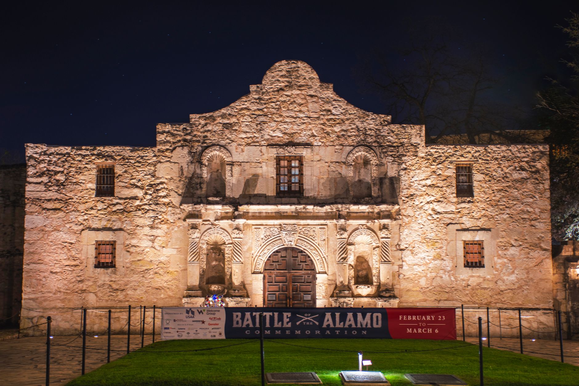 San Antonio Texas — Stunning night view of the Alamo Mission in San Antonio, Texas, beautifully illuminated.