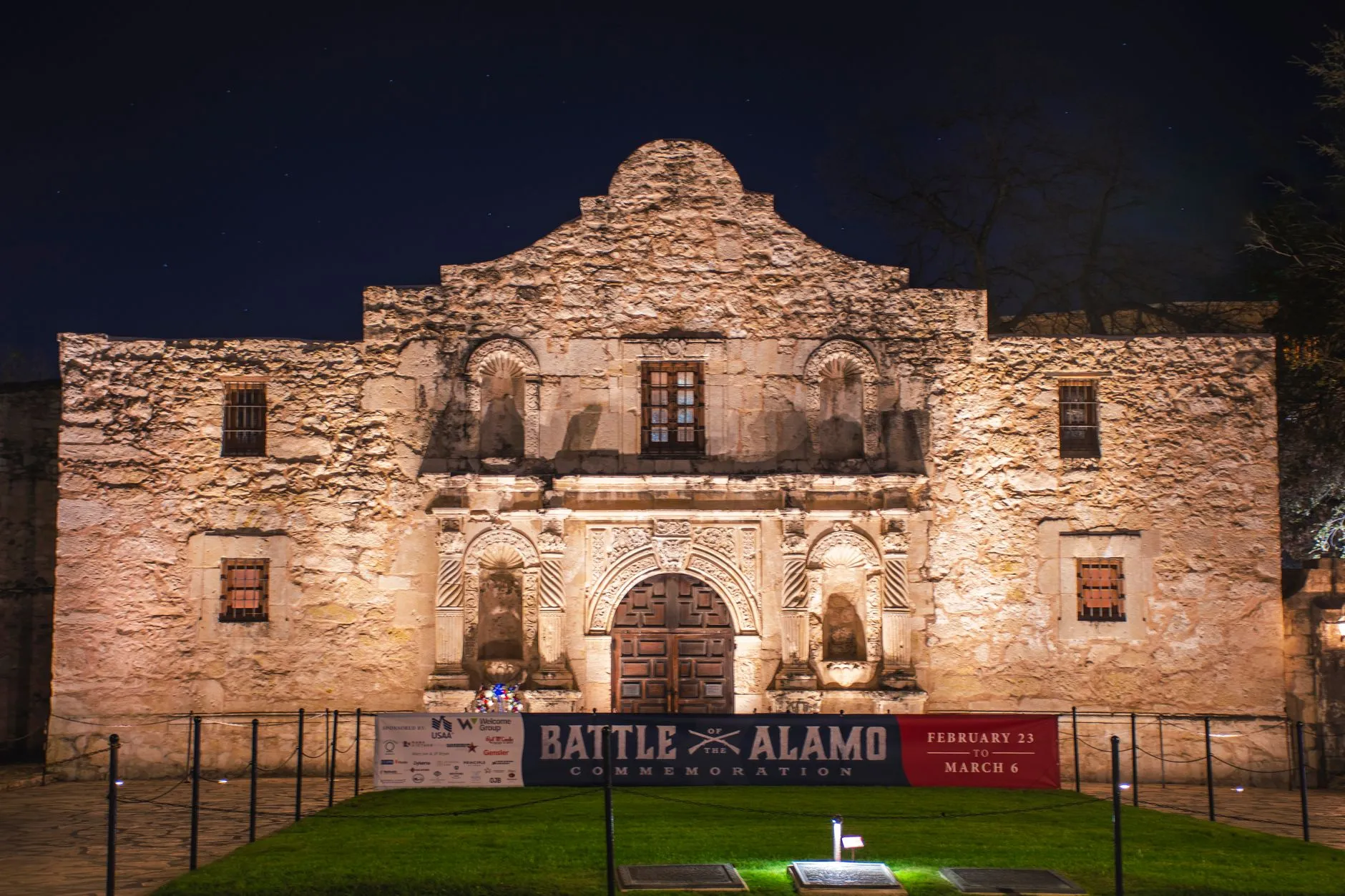 San Antonio Texas — Stunning night view of the Alamo Mission in San Antonio, Texas, beautifully illuminated.
