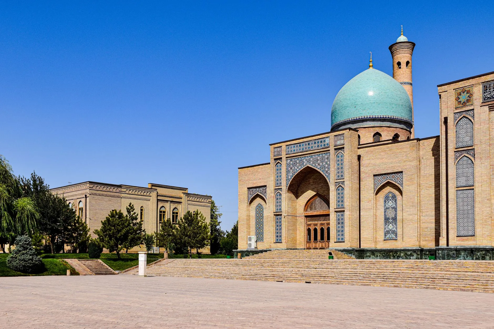 Tashkent Uzbekistan — Explore the stunning architecture of a mosque in Tashkent, Uzbekistan under a clear blue sky.