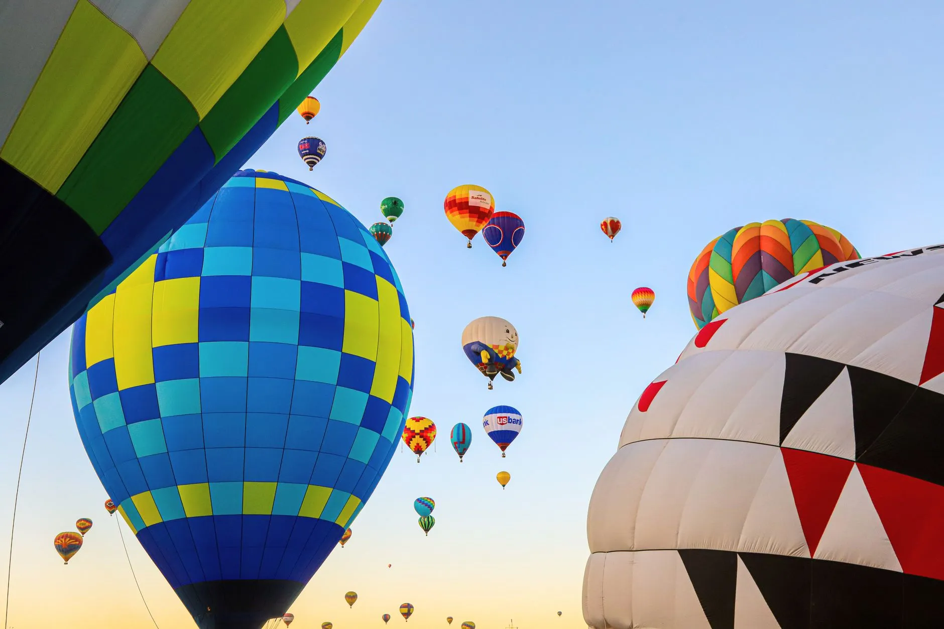 Albuquerque, USA — A vibrant display of hot air balloons soaring at dawn in Albuquerque, New Mexico.
