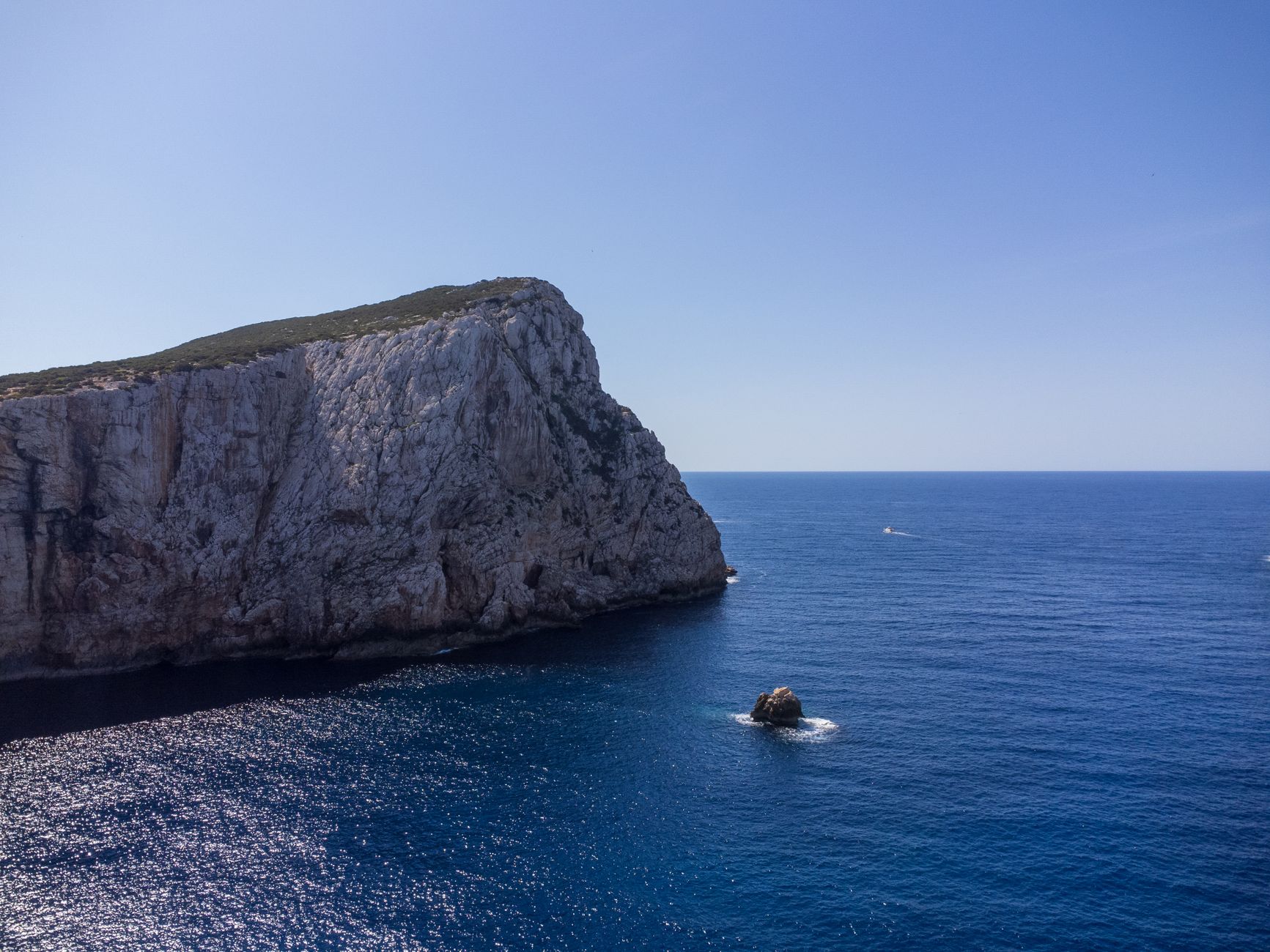 Alghero, Sardinia — Breathtaking view of Capo Caccia cliffs and azure sea in Sardinia, Italy.