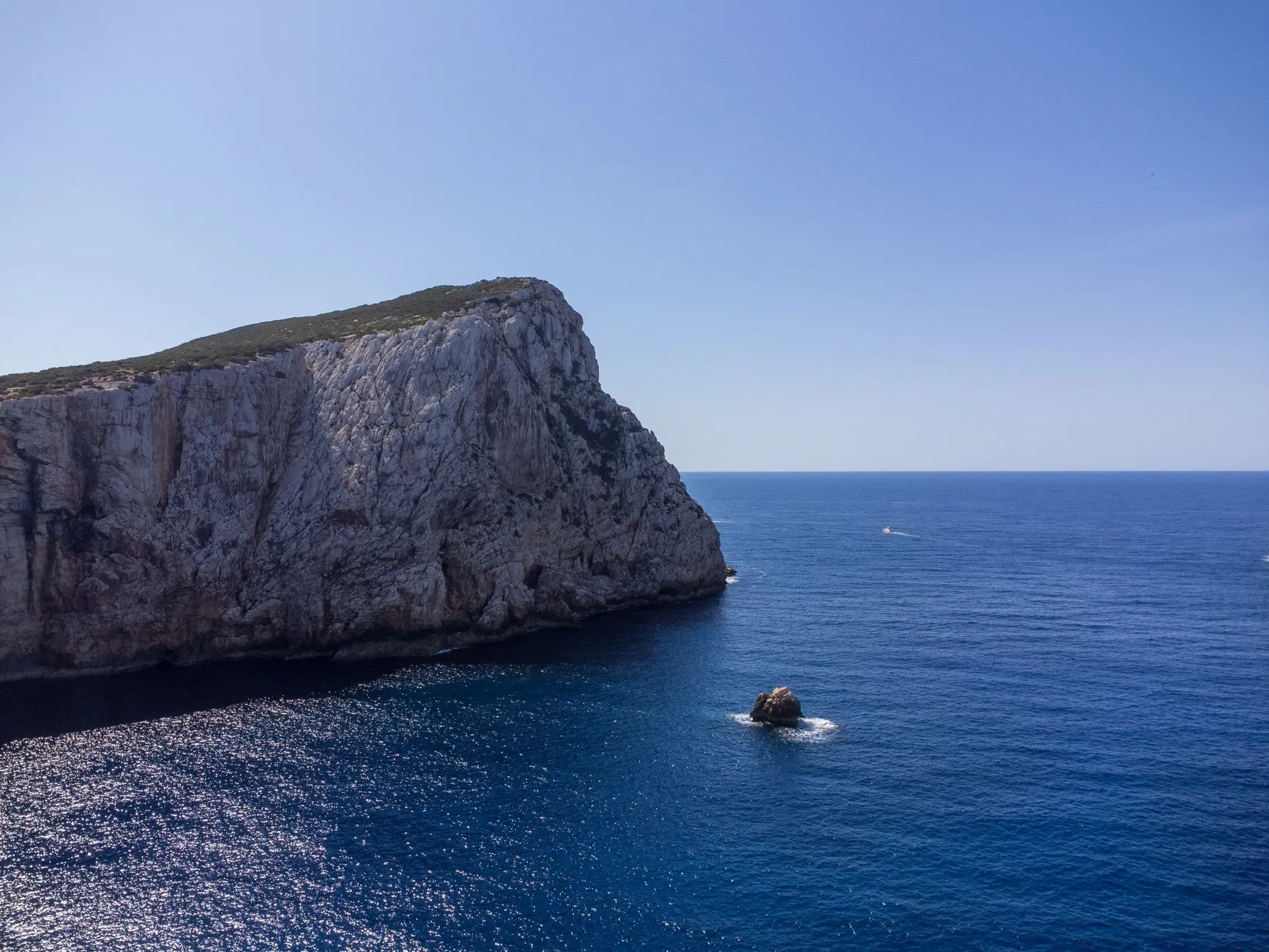 Alghero, Sardinia — Breathtaking view of Capo Caccia cliffs and azure sea in Sardinia, Italy.