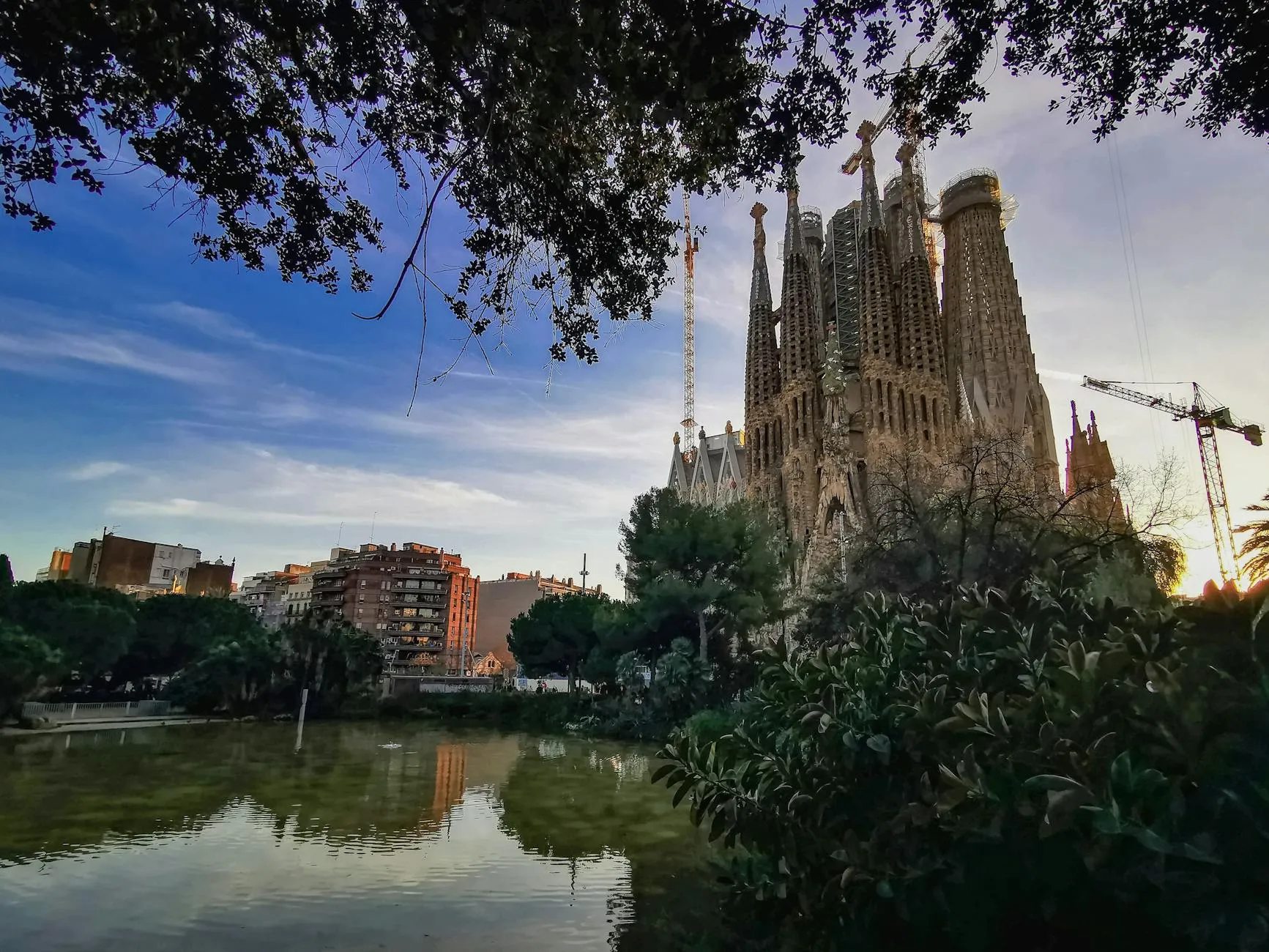Barcelona, Spain — Sagrada Família / city skyline