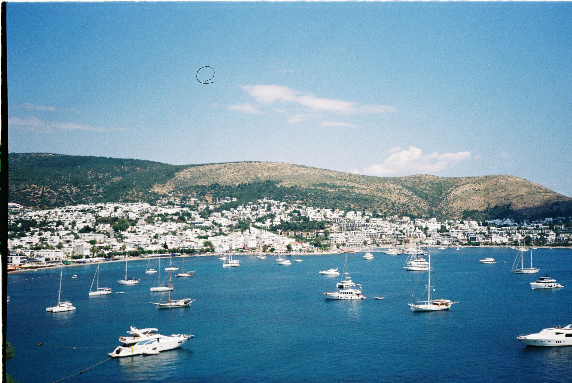 Bodrum, Türkiye — Sunny day view of Bodrum's coastline with yachts in Turkey's Aegean region.