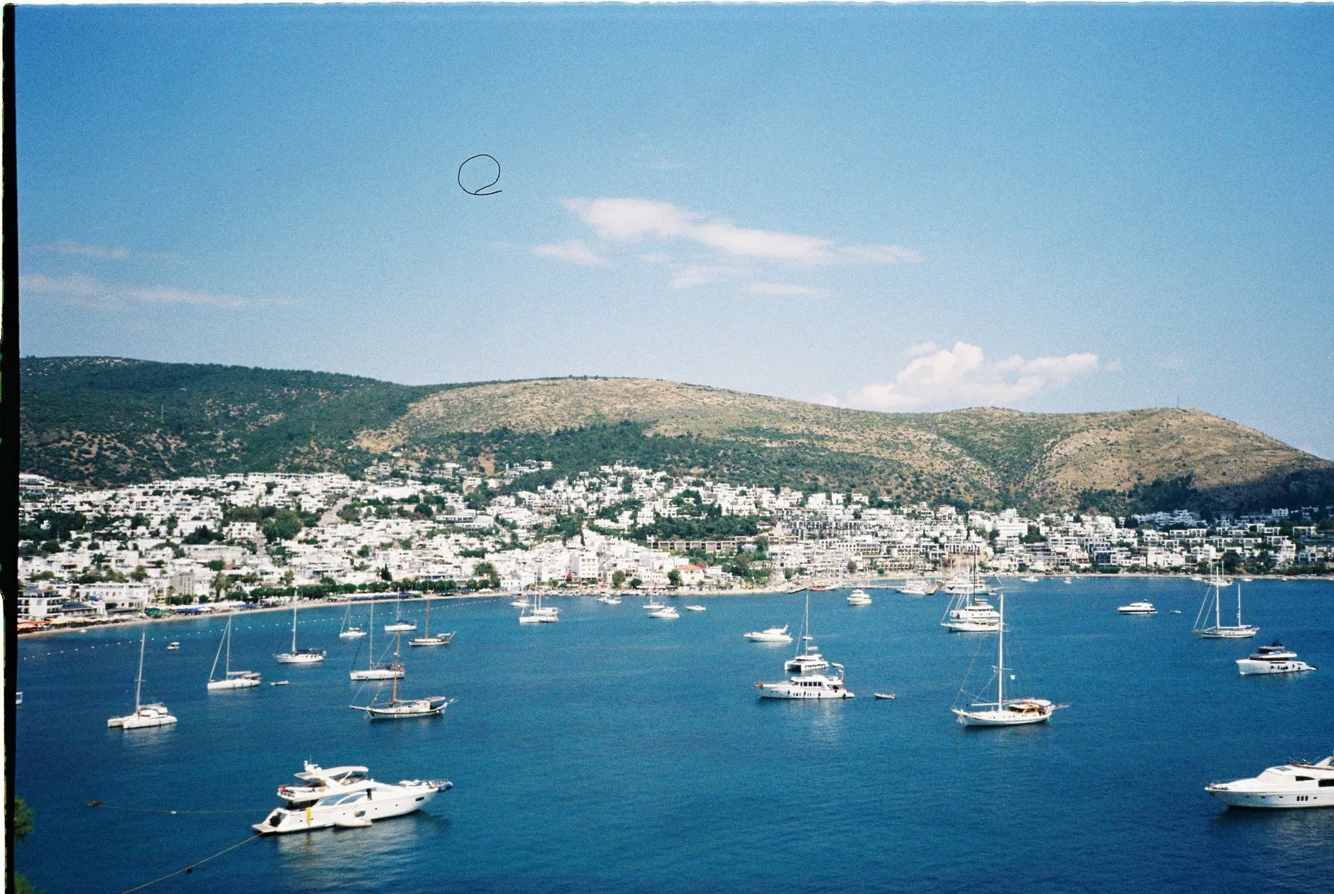 Bodrum, Türkiye — Sunny day view of Bodrum's coastline with yachts in Turkey's Aegean region.