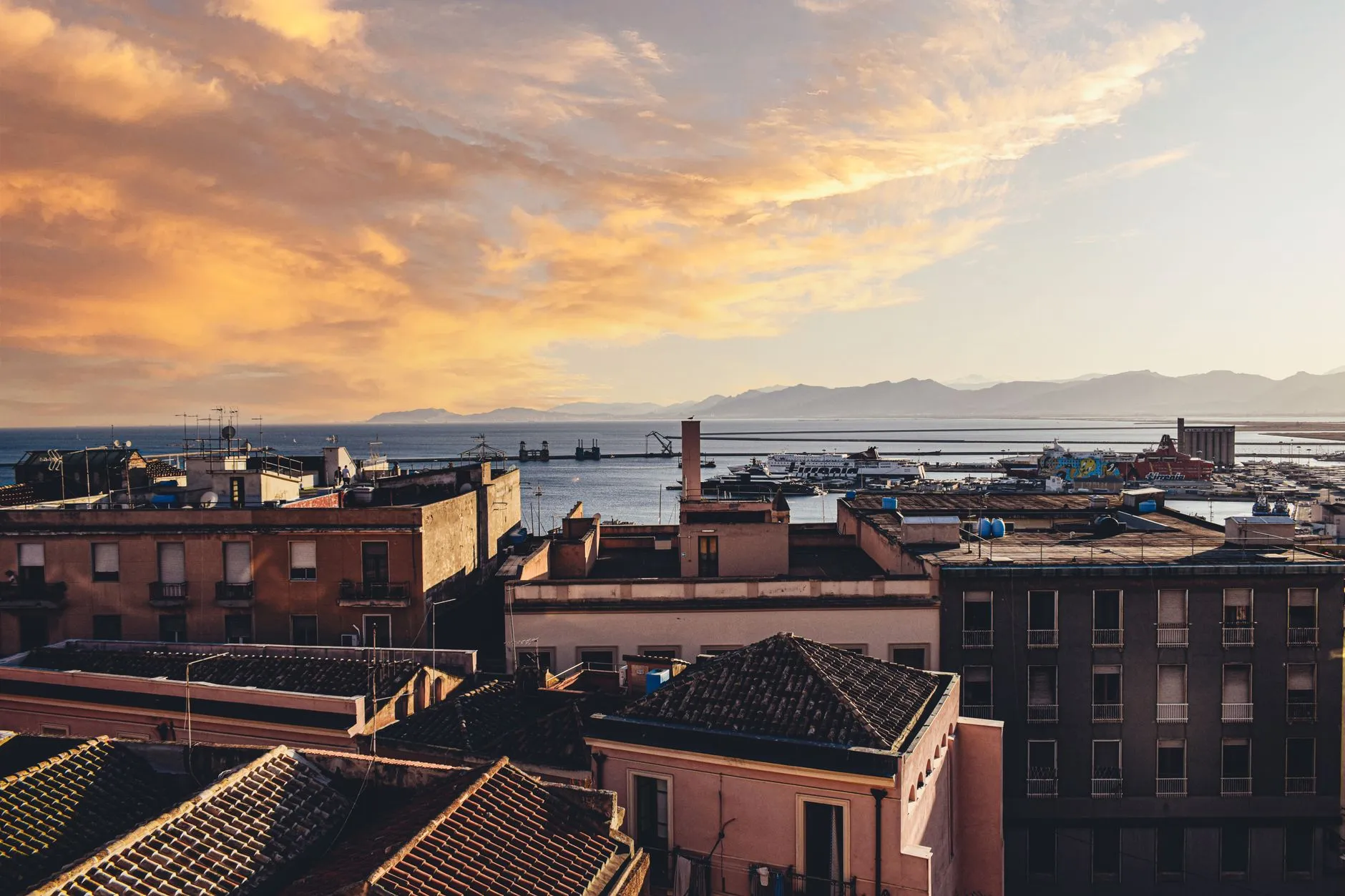 Cagliari, Sardinia — Breathtaking sunset over Cagliari, Sardinia with a view of urban architecture and the Mediterranean Sea.