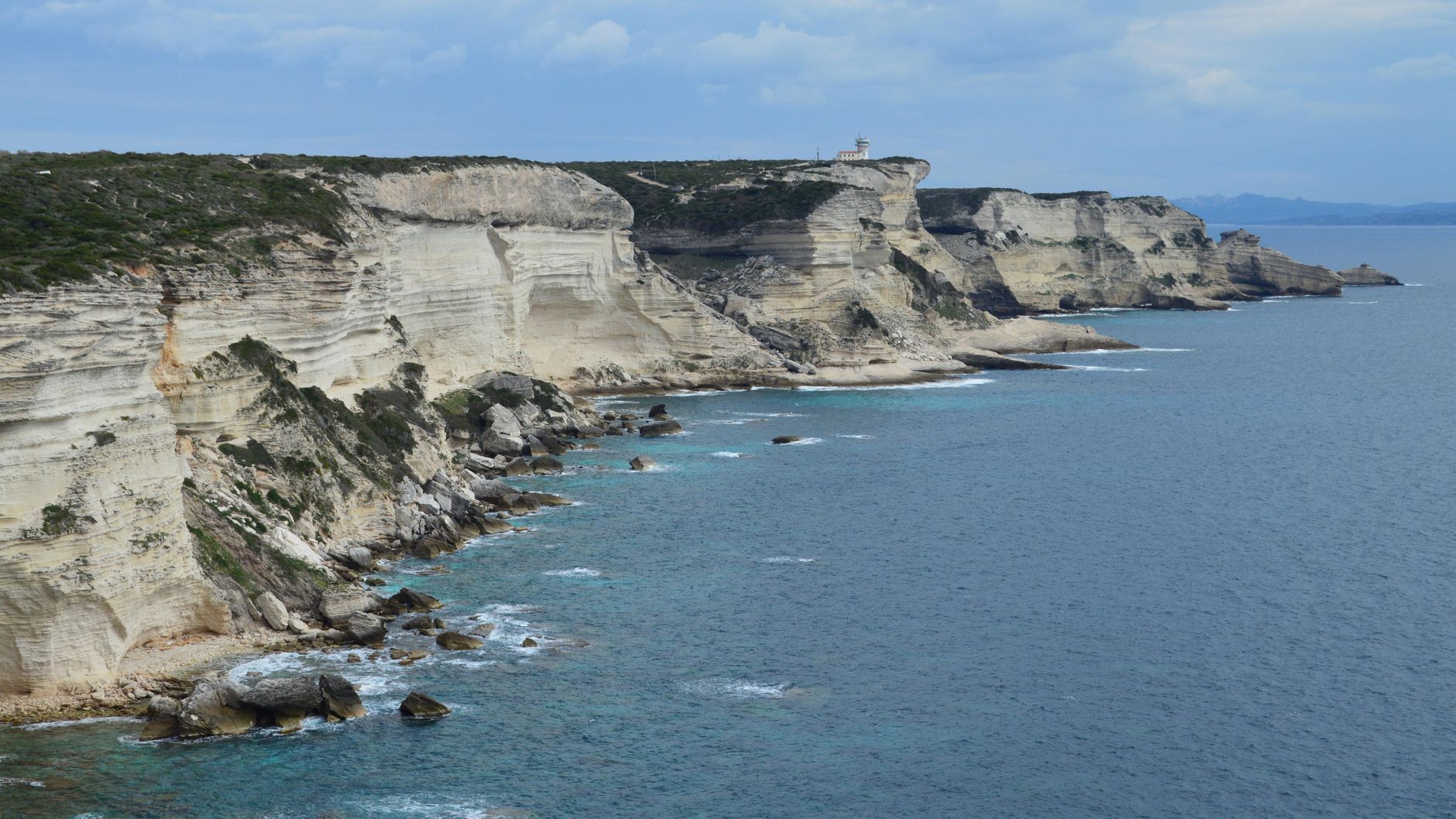 Bonifacio, southern Corsica — Majestic limestone cliffs of Bonifacio, Corsica overlooking the Mediterranean Sea.