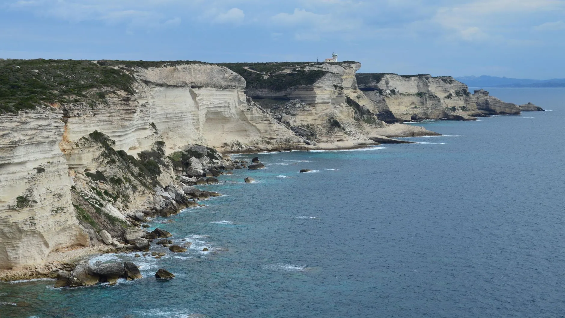 Bonifacio, southern Corsica — Majestic limestone cliffs of Bonifacio, Corsica overlooking the Mediterranean Sea.