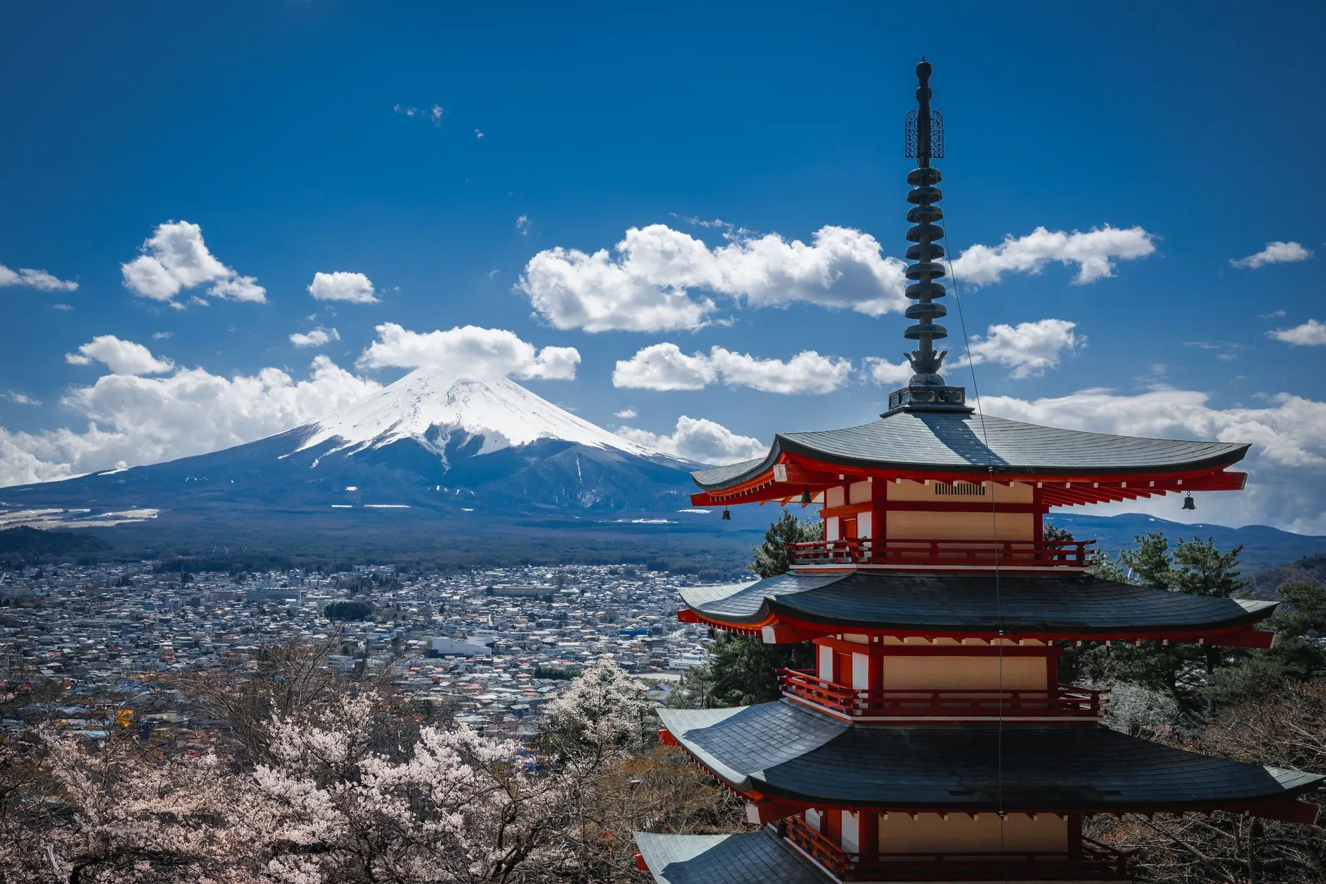 Japan — Stunning view of Chureito Pagoda and Mount Fuji with cherry blossoms in spring, Japan.
