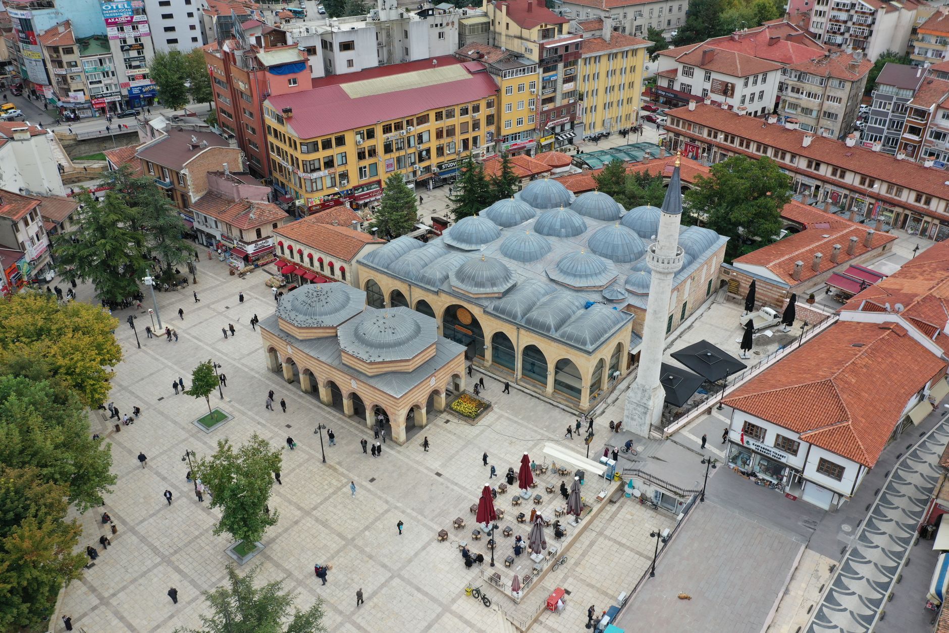 Kastamonu, Türkiye — Discover the historic Kastamonu city square with its prominent mosque and bustling urban landscape.