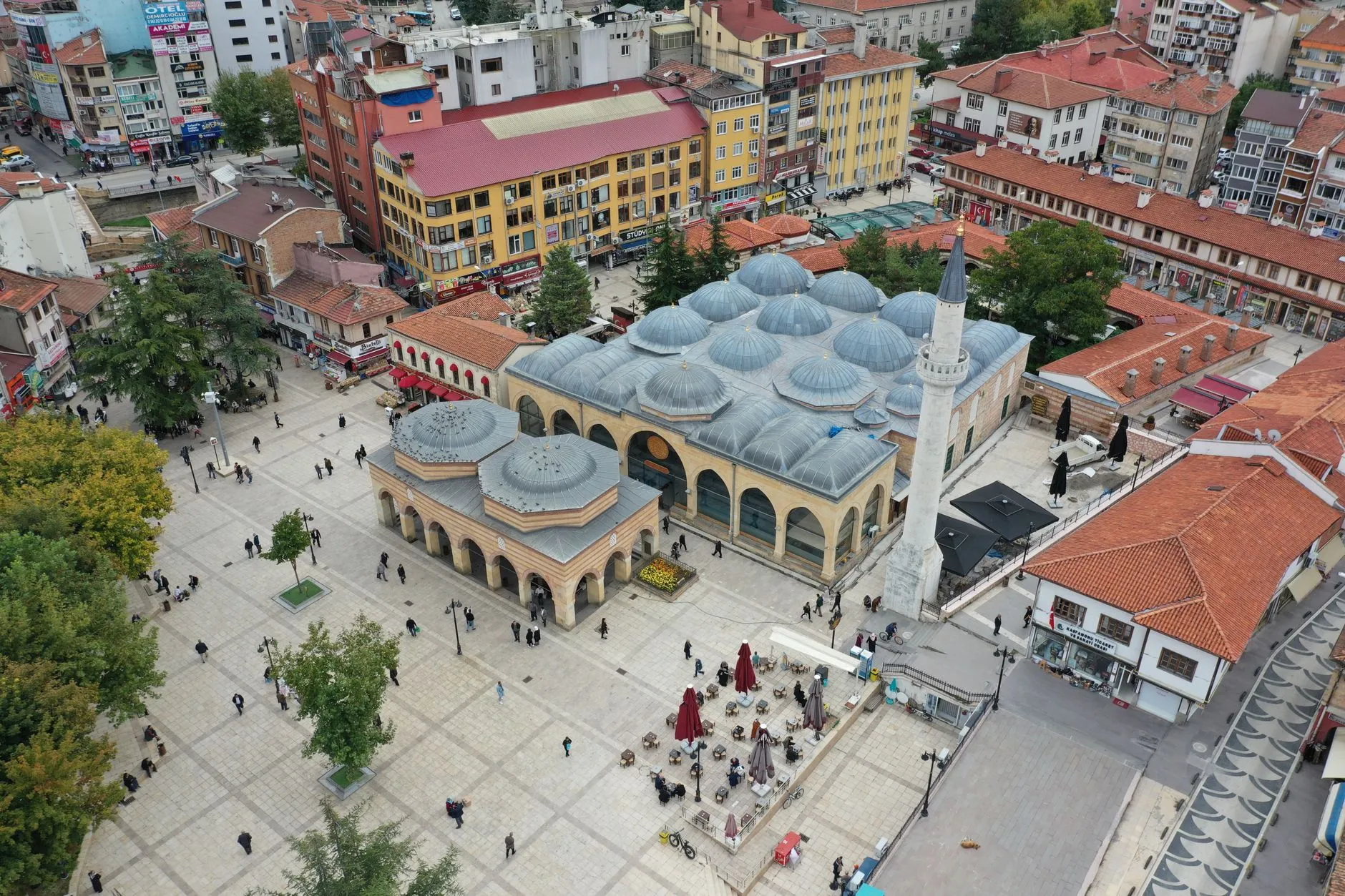 Kastamonu, Türkiye — Discover the historic Kastamonu city square with its prominent mosque and bustling urban landscape.