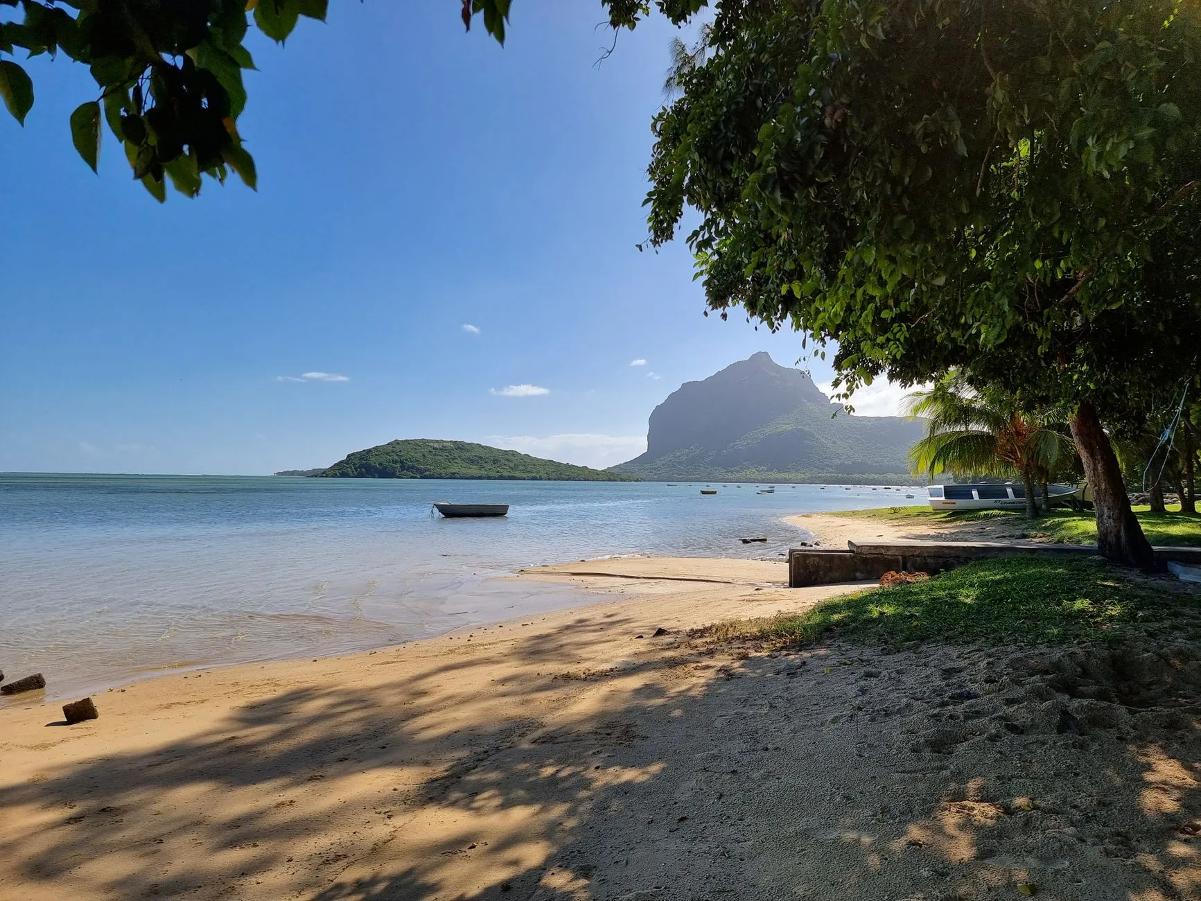 Mauritius — Beautiful beach with Le Morne Brabant mountain in the background, Mauritius, under clear blue sky.