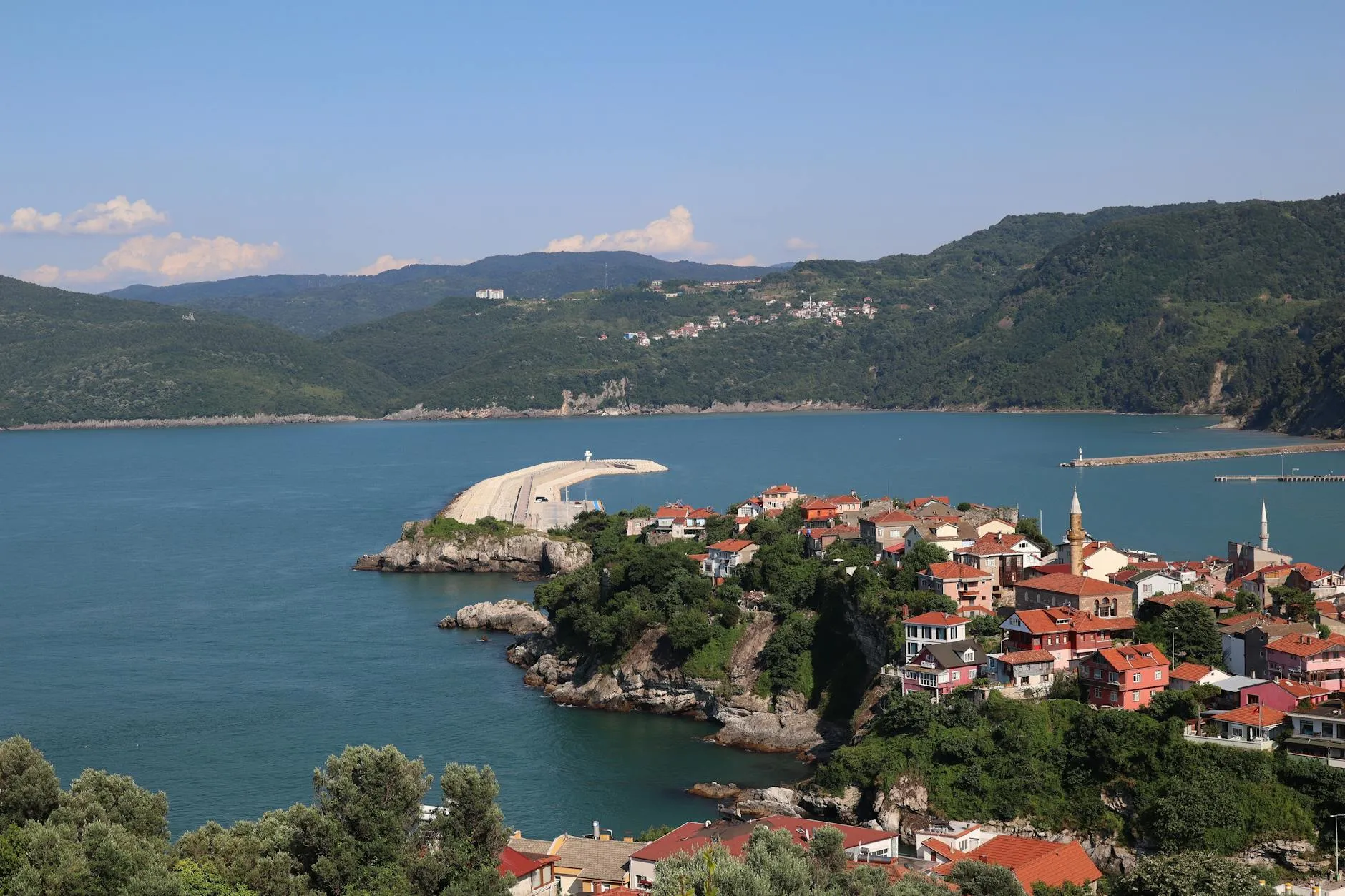 Black Sea Coast, Türkiye — Picturesque town of Amasra overlooking the Black Sea with vivid landscapes in summer.