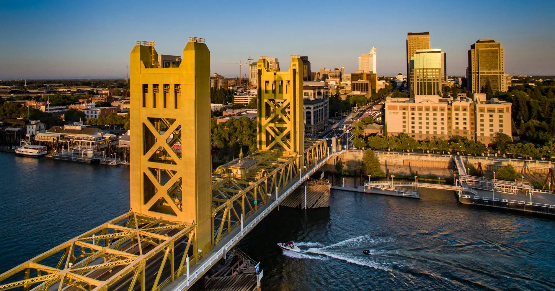 Sacramento, USA — Tower Bridge in Sacramento with city skyline at sunset. Vibrant urban landscape.