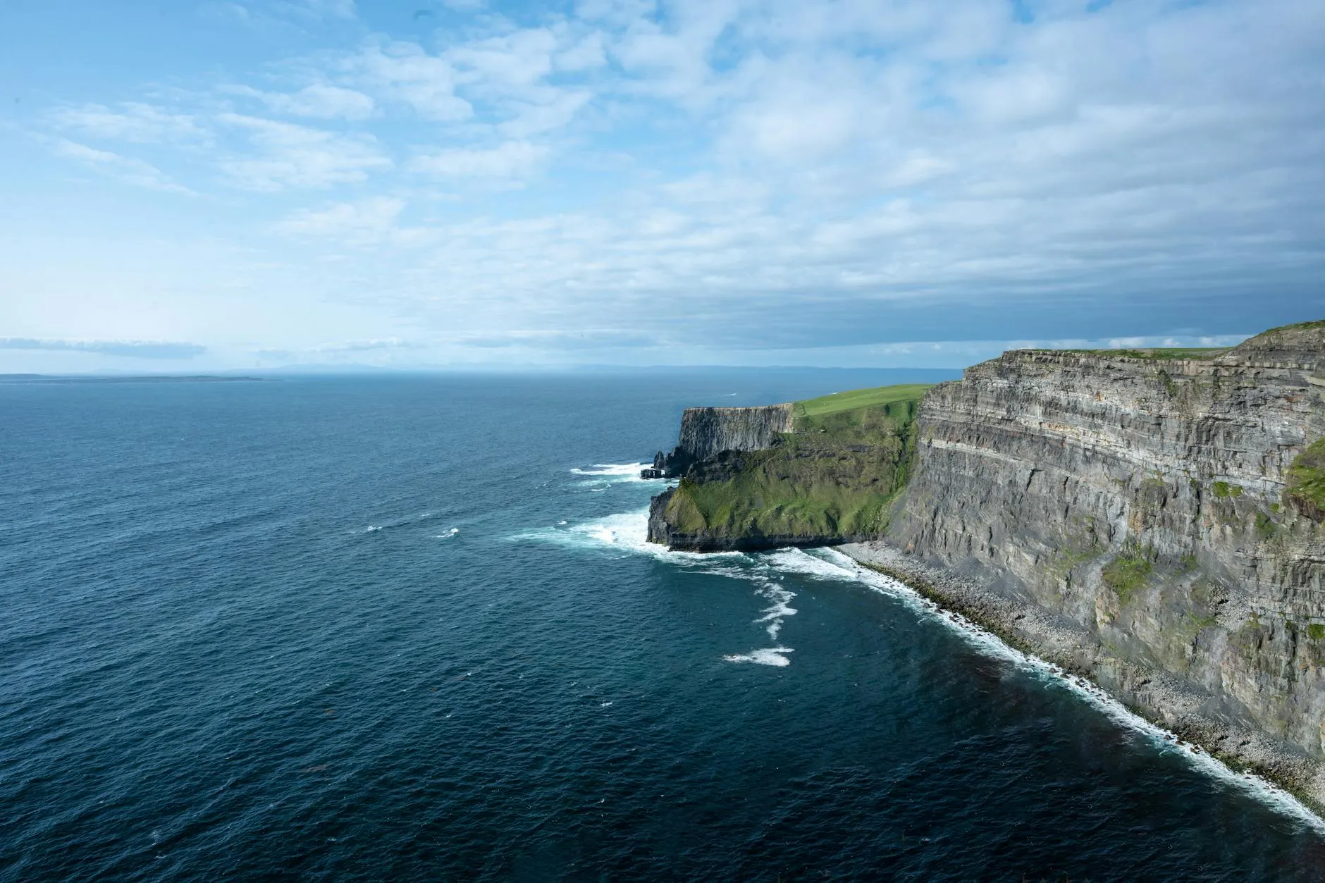 Shannon, Ireland — Stunning aerial capture of the Cliffs of Moher and the Atlantic Ocean in Ireland.