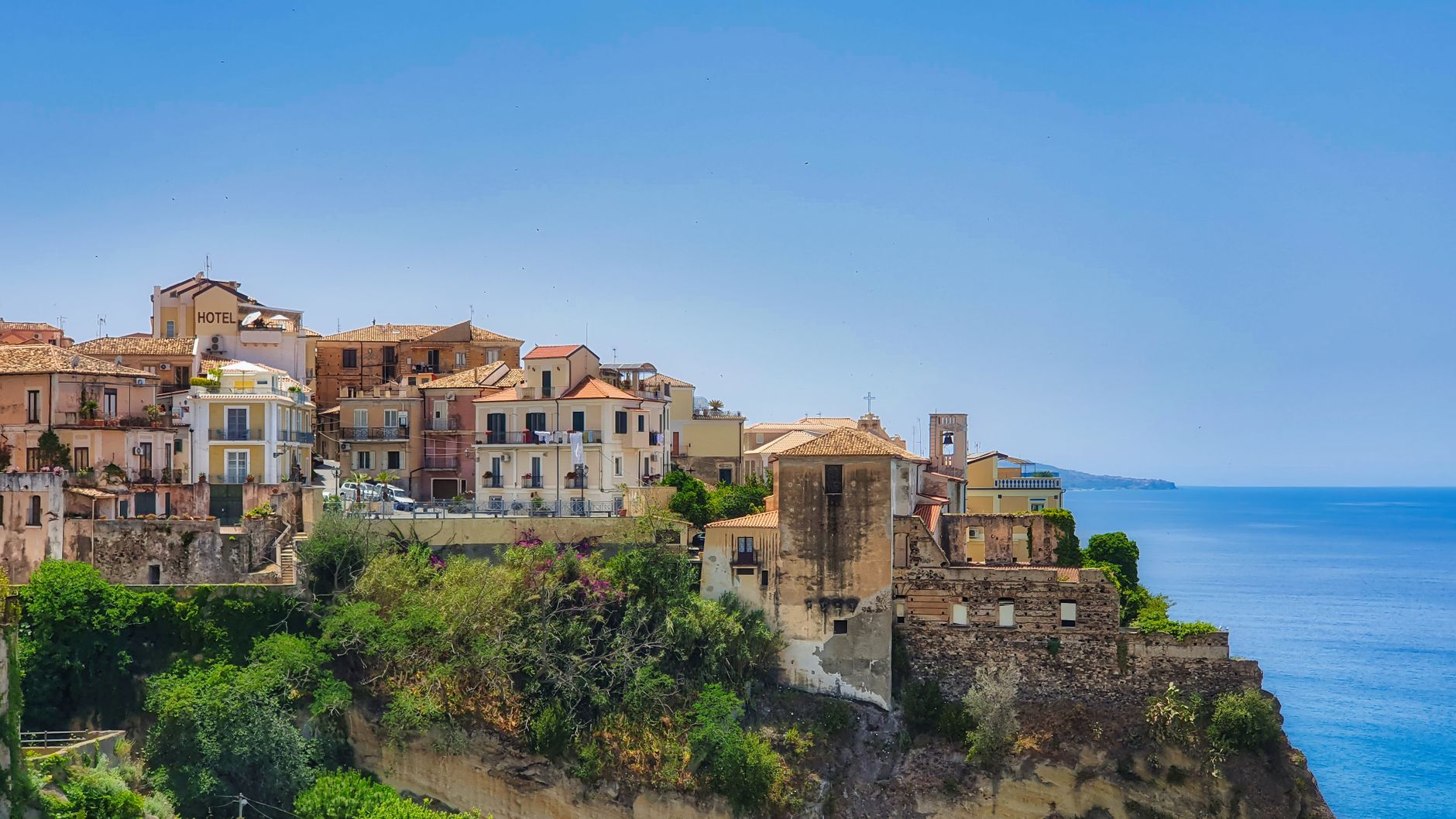 Calabria, Italy — Charming view of Pizzo, Calabria overlooking the Tyrrhenian Sea under a clear blue sky.