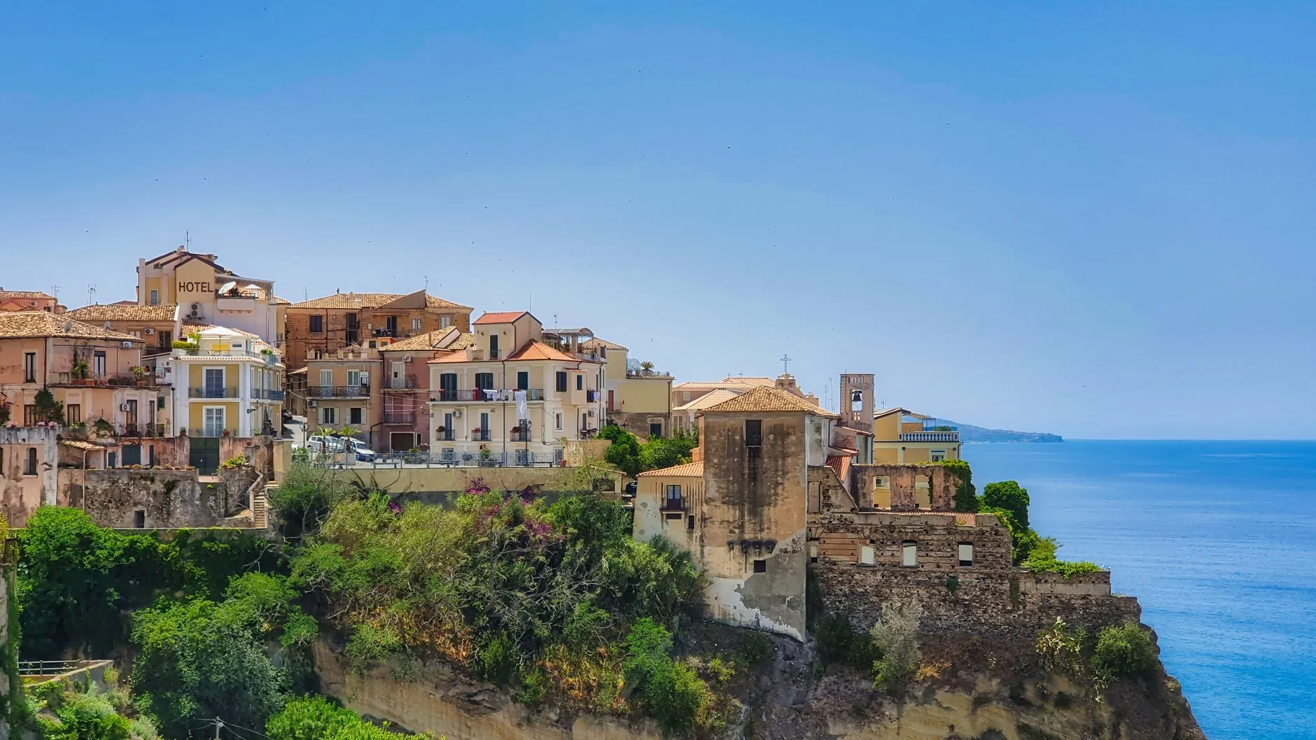 Calabria, Italy — Charming view of Pizzo, Calabria overlooking the Tyrrhenian Sea under a clear blue sky.
