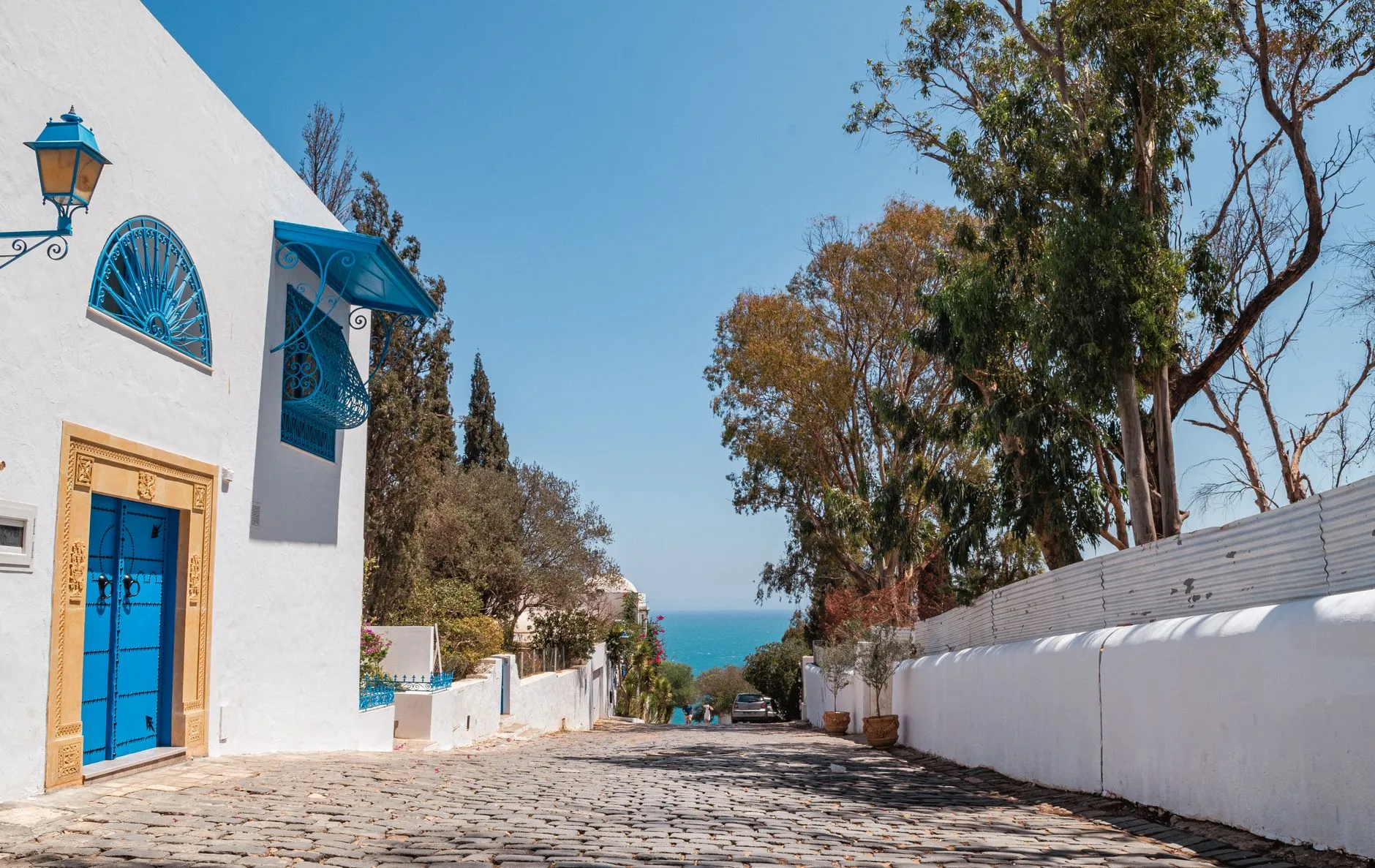 Tunisia — Beautiful Mediterranean street view in Carthage, Tunisia with blue sky and architecture.