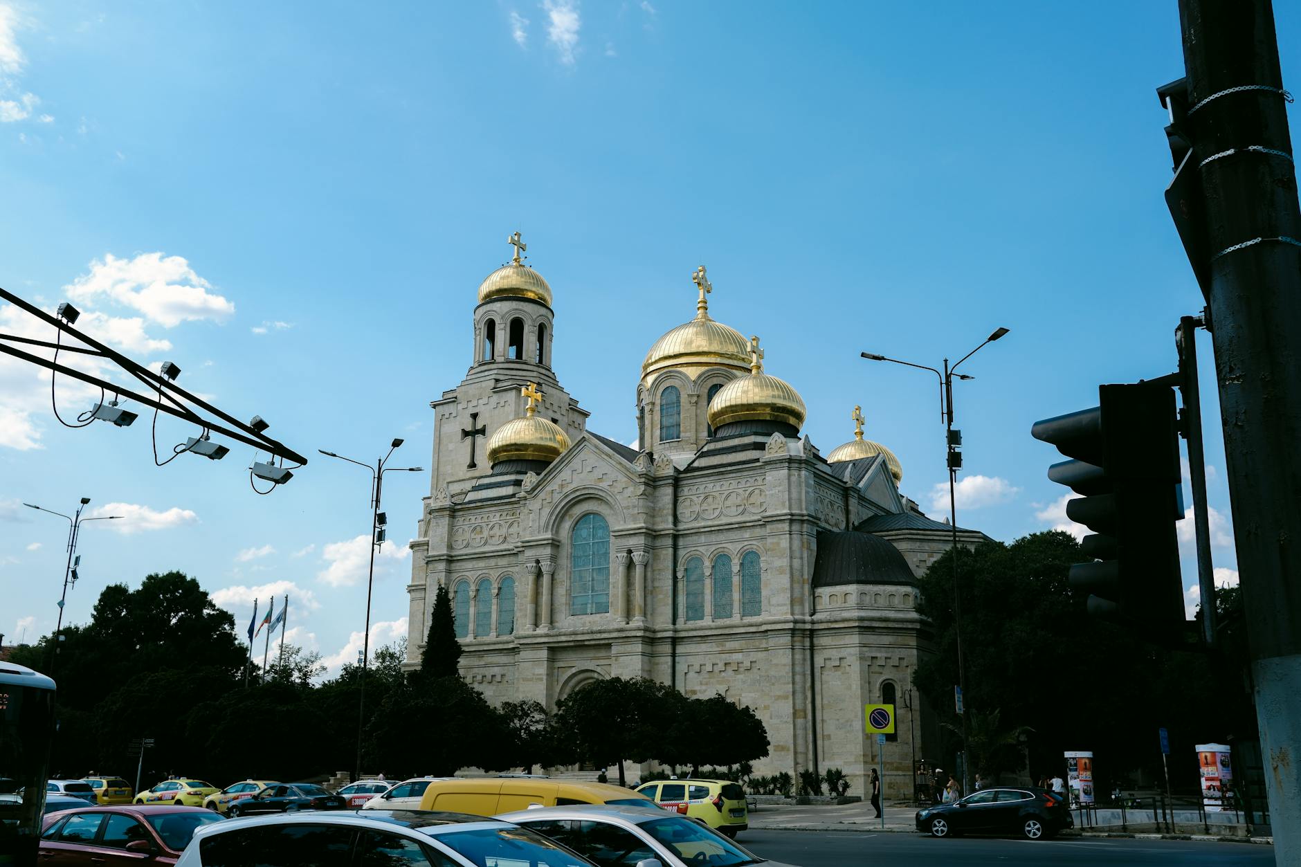 Varna, Bulgaria — Street view of Varna Cathedral's golden domes in Bulgaria against a clear sky.