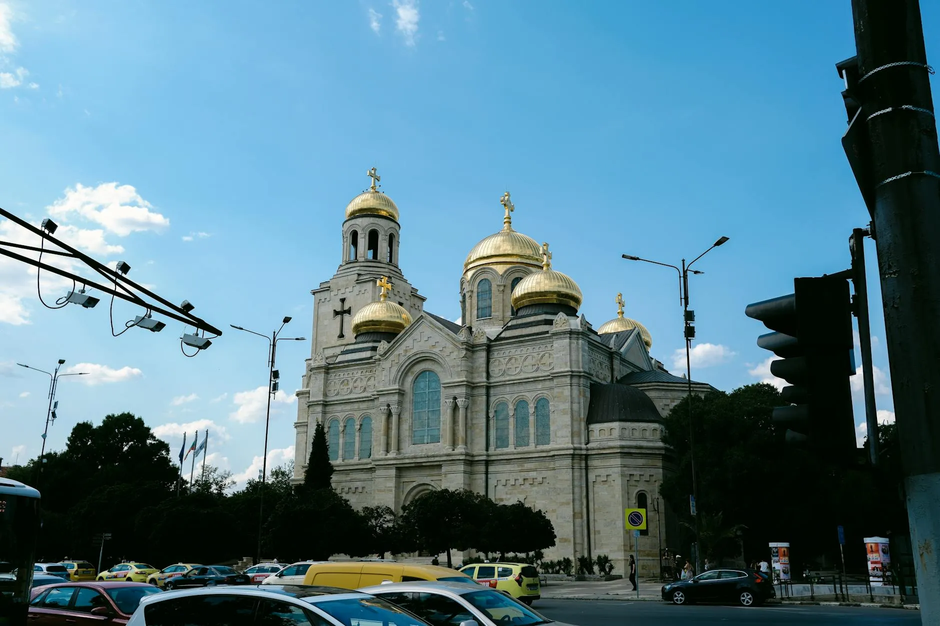 Varna, Bulgaria — Street view of Varna Cathedral's golden domes in Bulgaria against a clear sky.