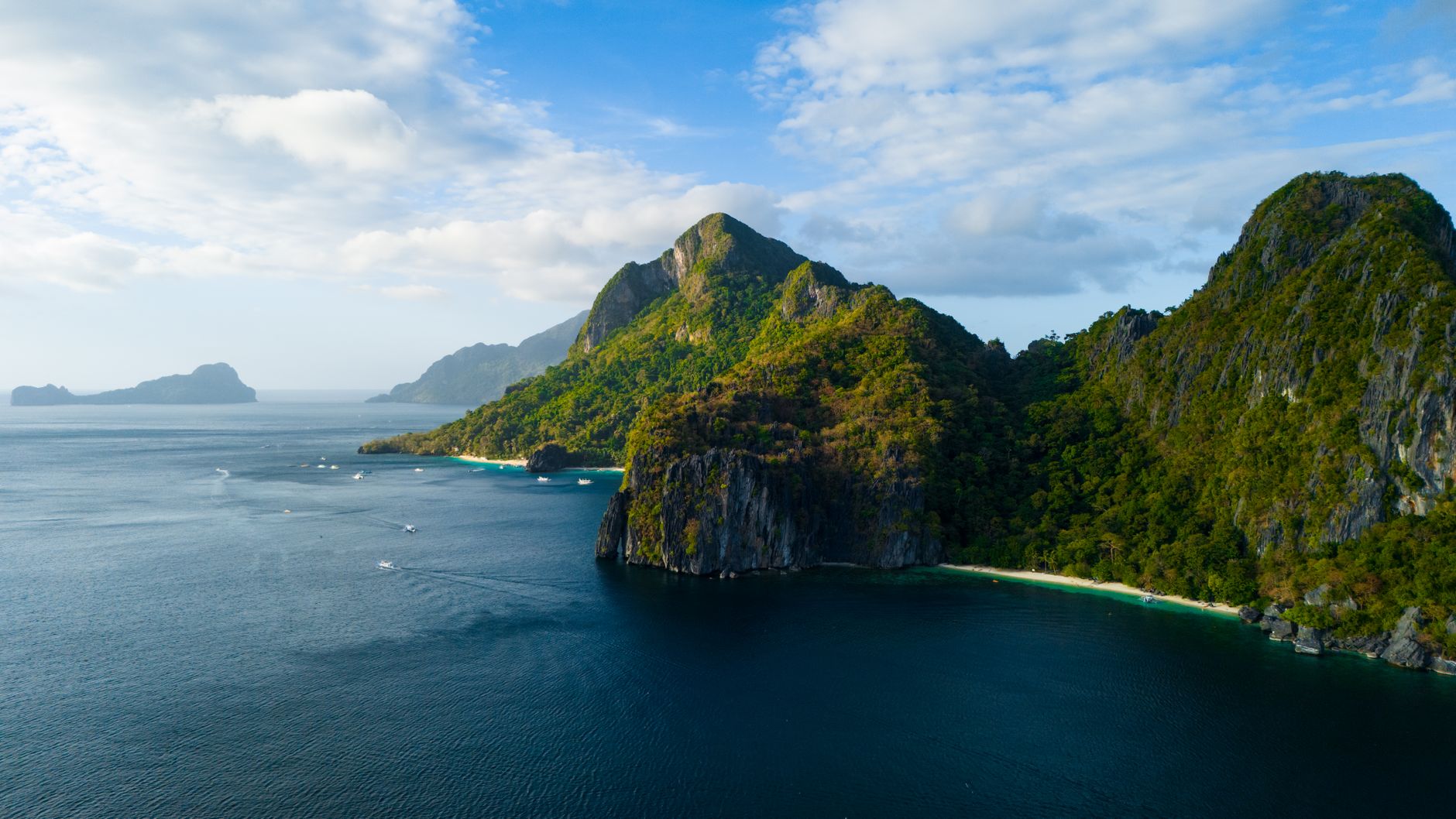 Karst islands and turquoise water at El Nido, Palawan