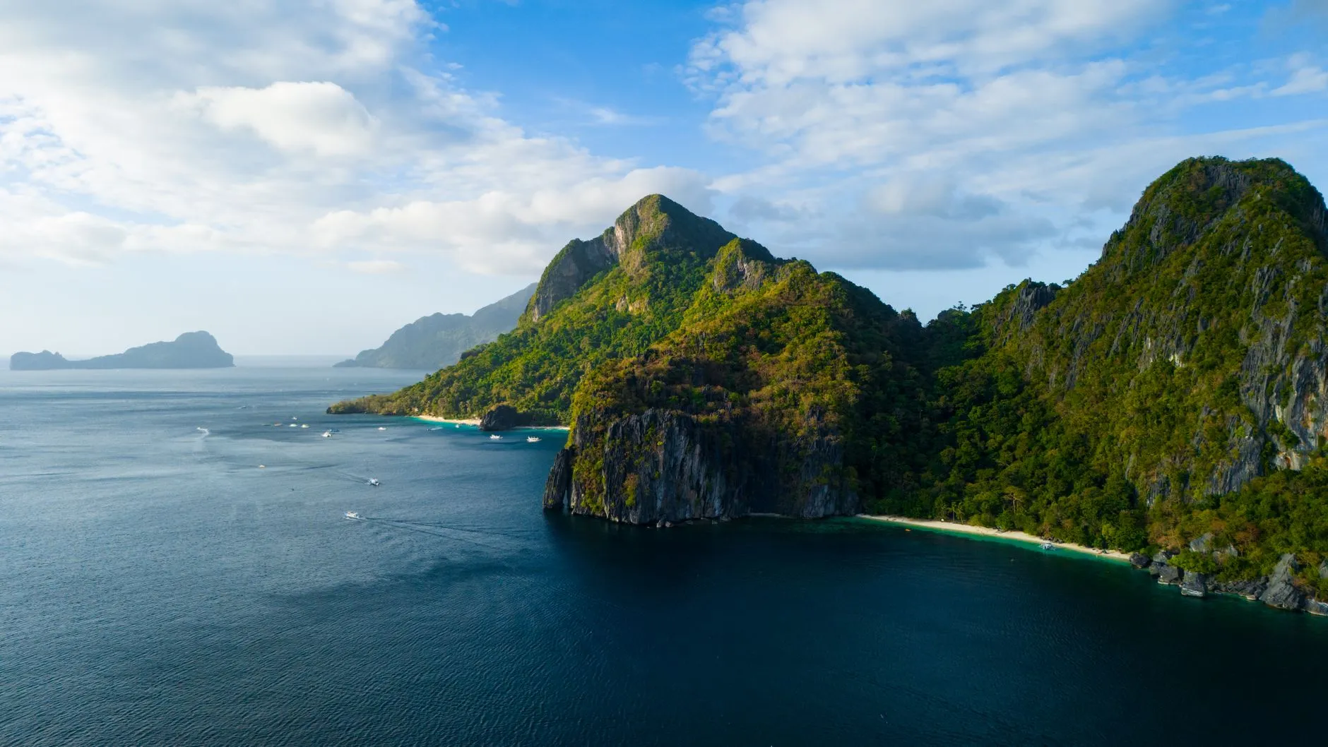 Karst islands and turquoise water at El Nido, Palawan