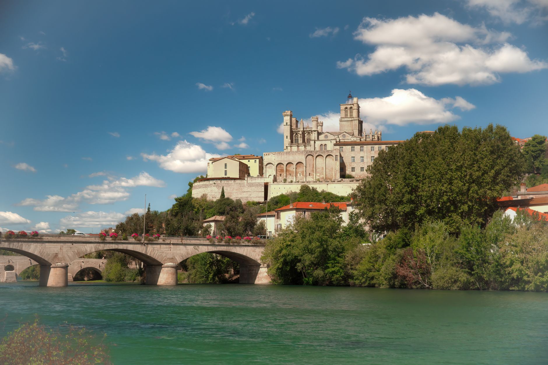 Béziers, France — Beautiful view of Saint Nazaire Cathedral overlooking the Orb river in Béziers, France.