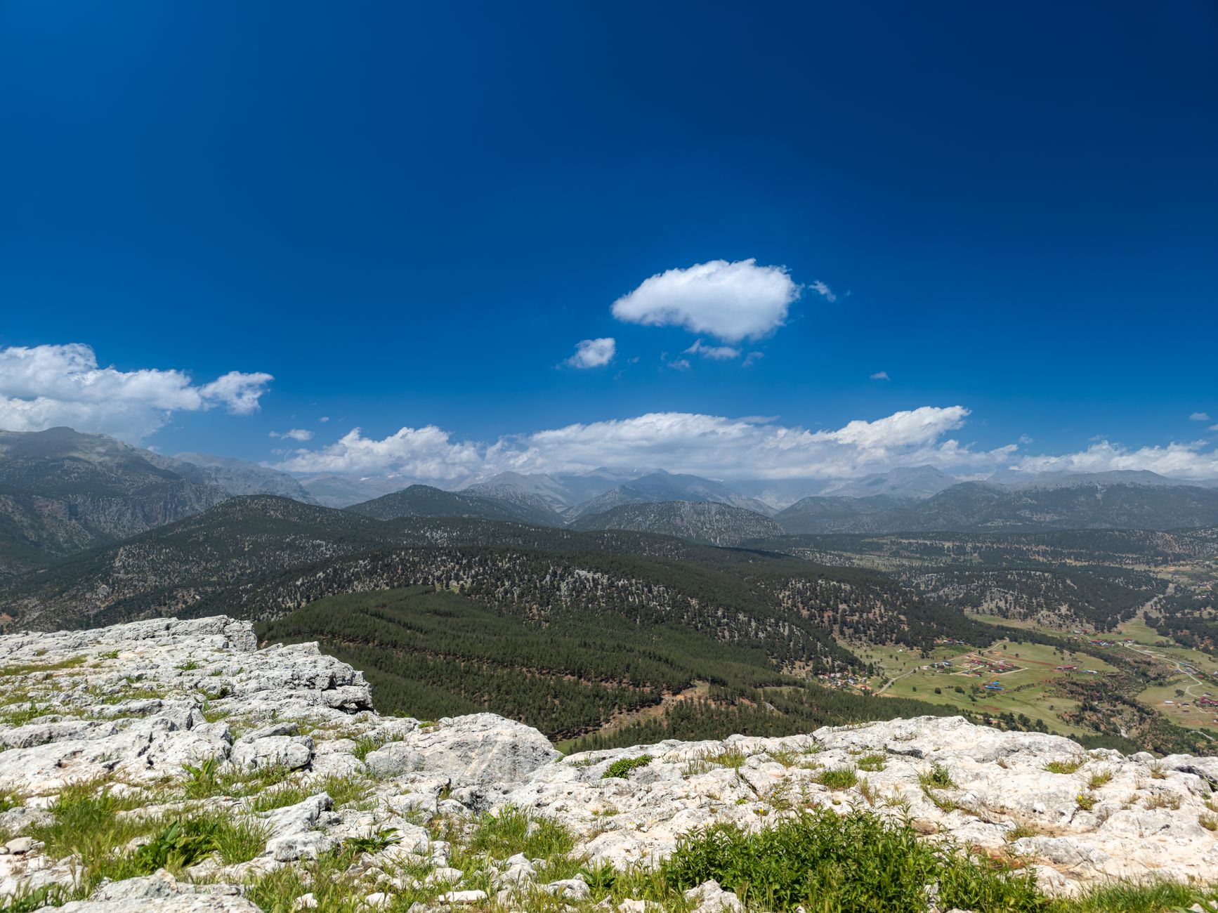 Çukurova, Türkiye — Spectacular landscape of the Taurus Mountains viewed from Gülek in Türkiye, under clear blue skies.